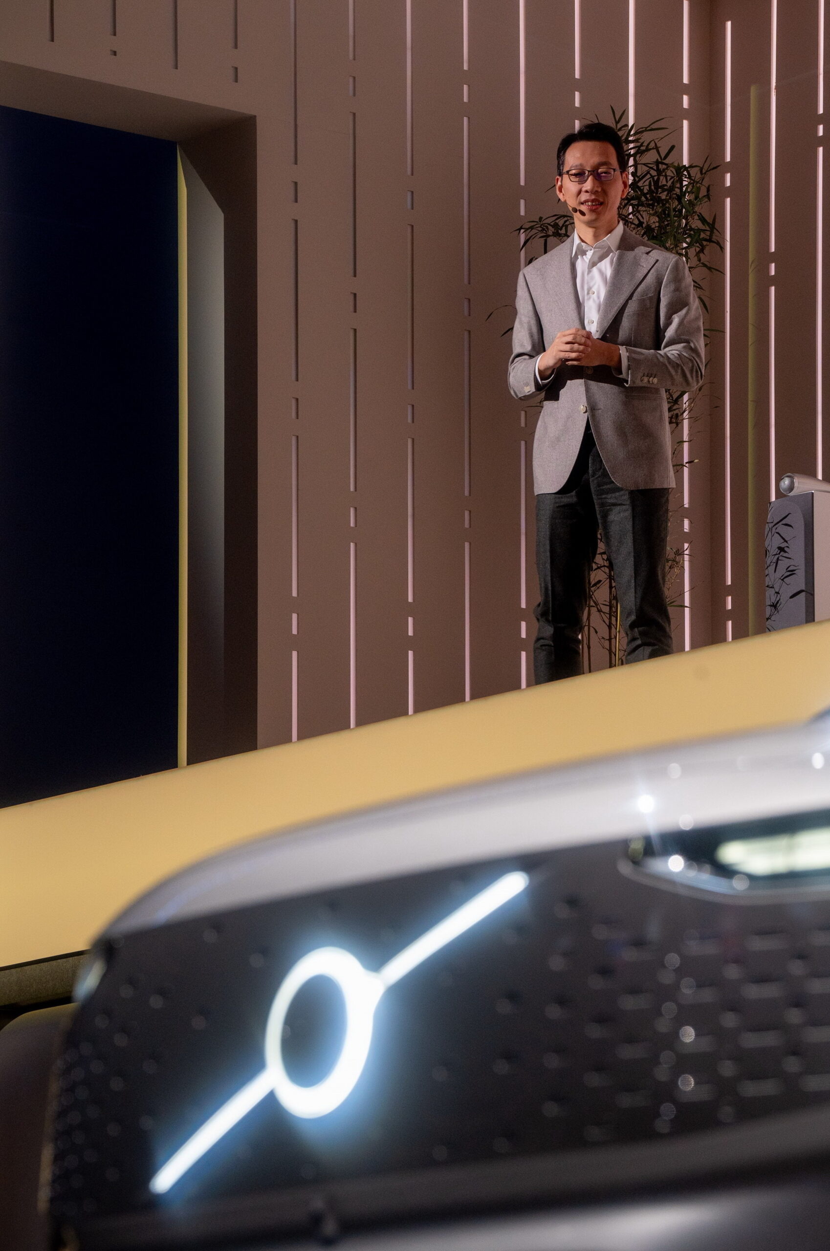 2025 Volvo EM90 128