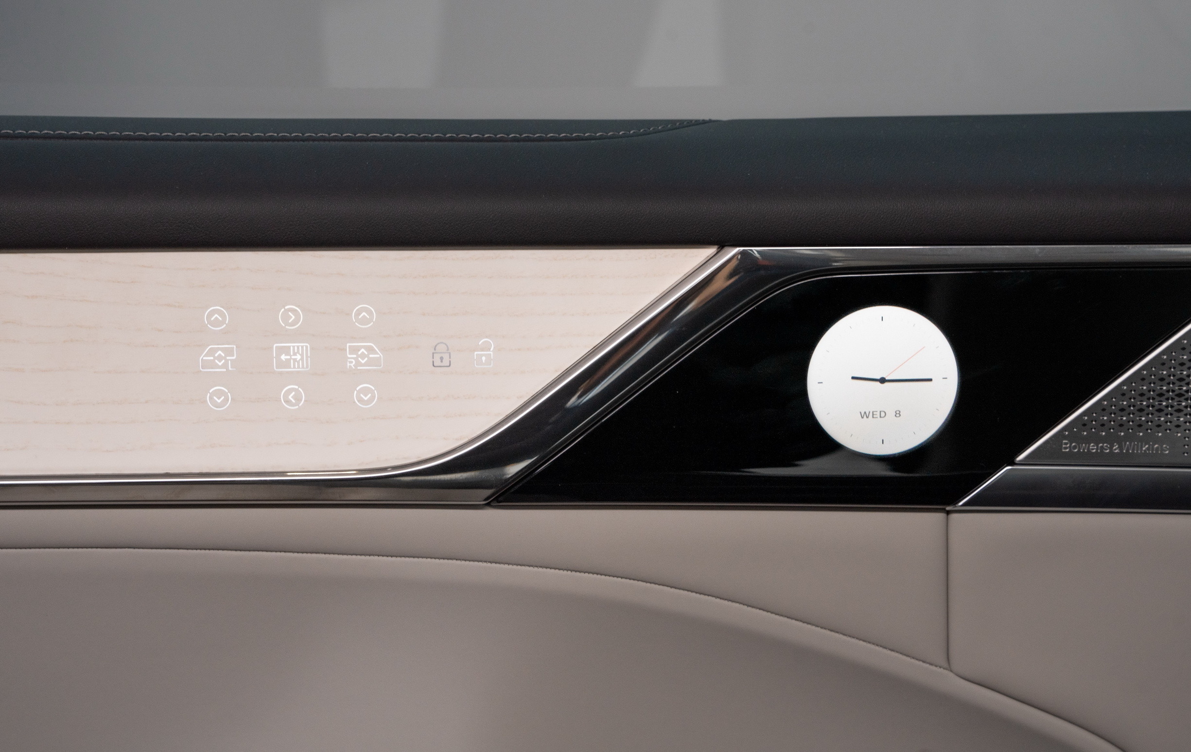 2025 Volvo EM90 152