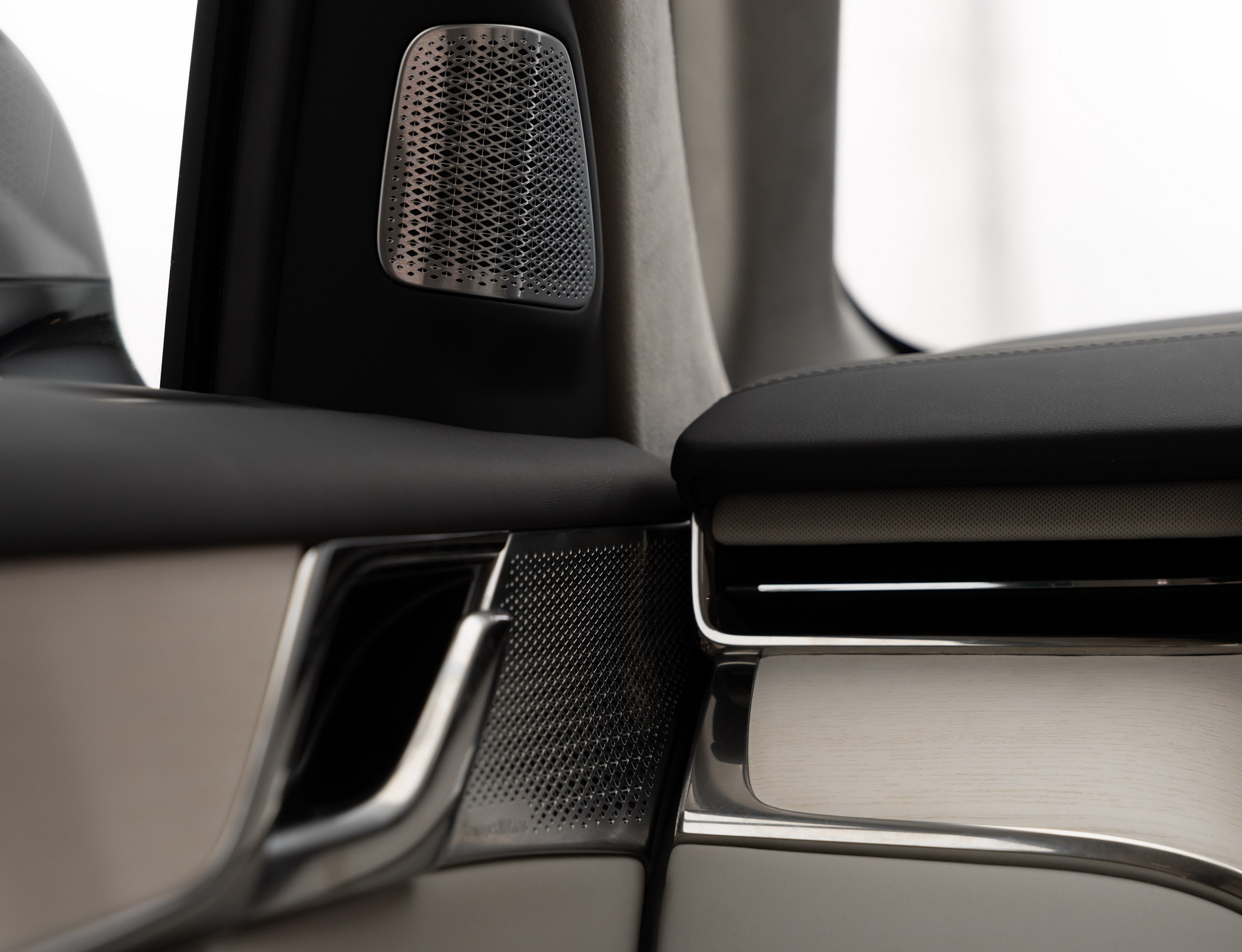 2025 Volvo EM90 154
