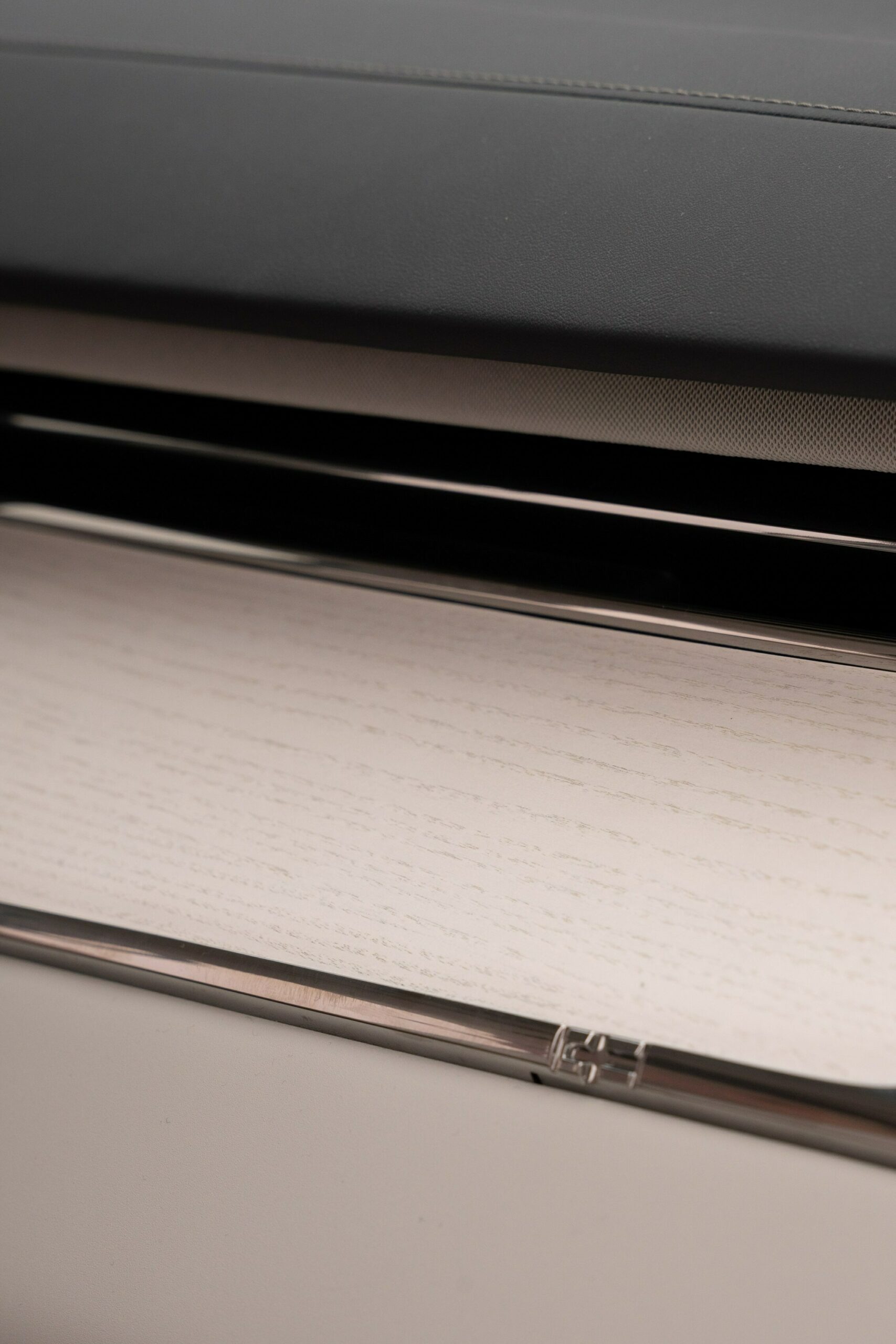 2025 Volvo EM90 155