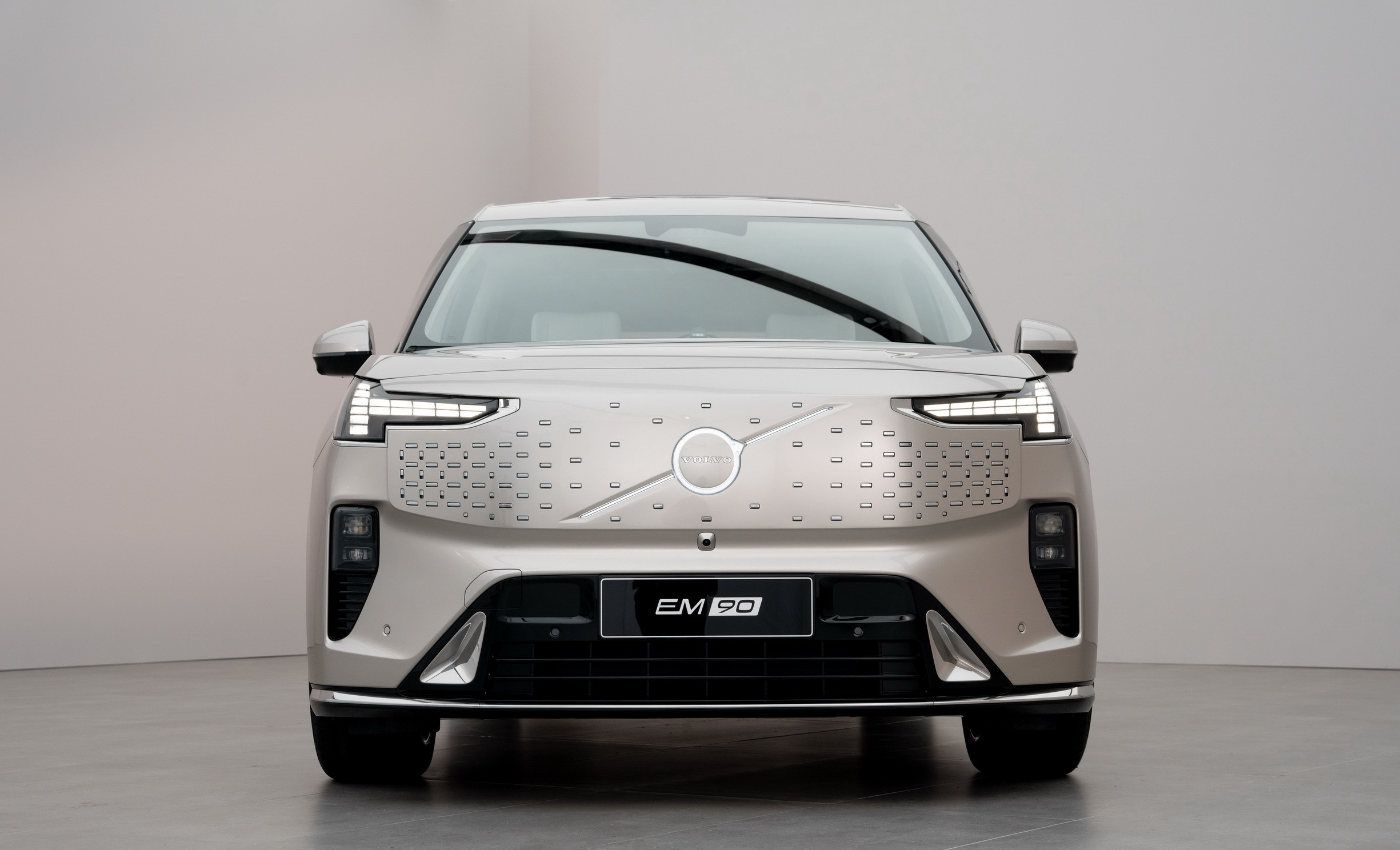 2025 Volvo EM90 95