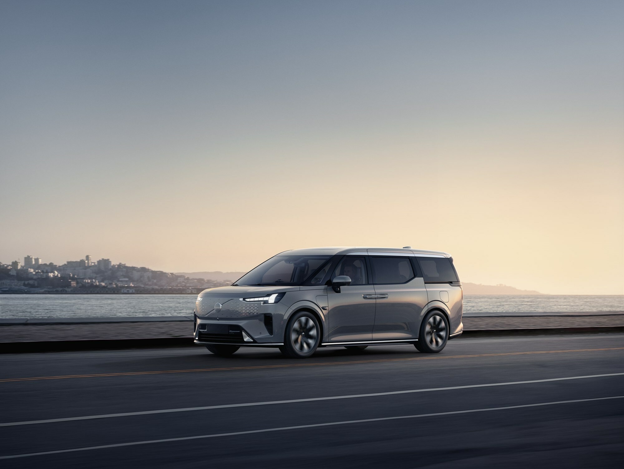 2025 Volvo EM90 96