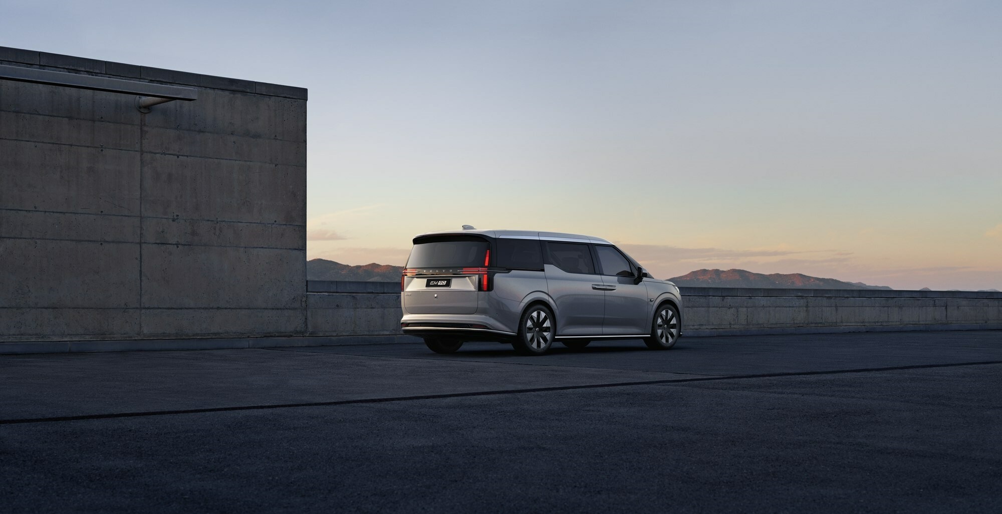 2025 Volvo EM90 98