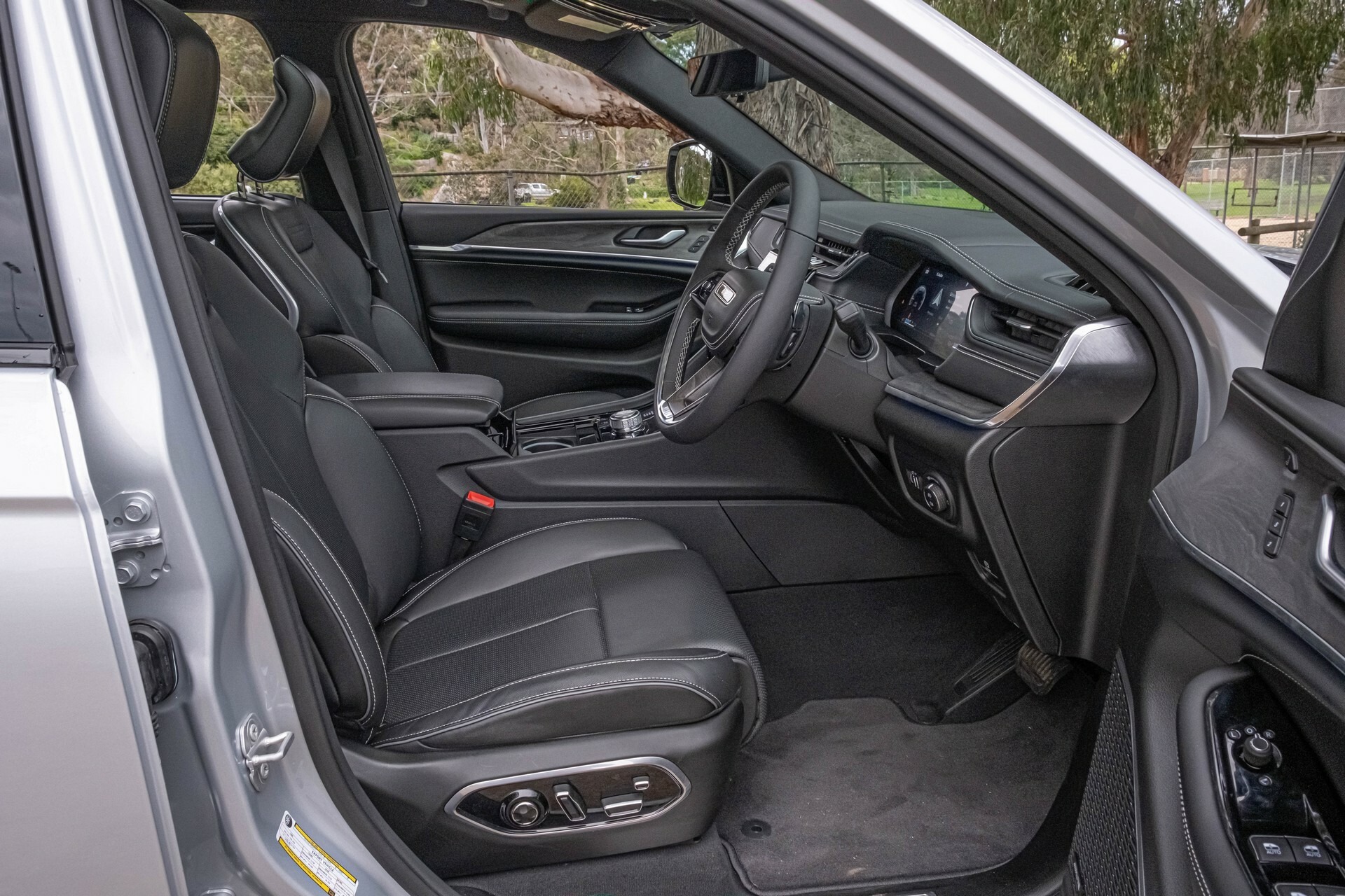2023 Jeep Grand Cherokee Overland - 29
