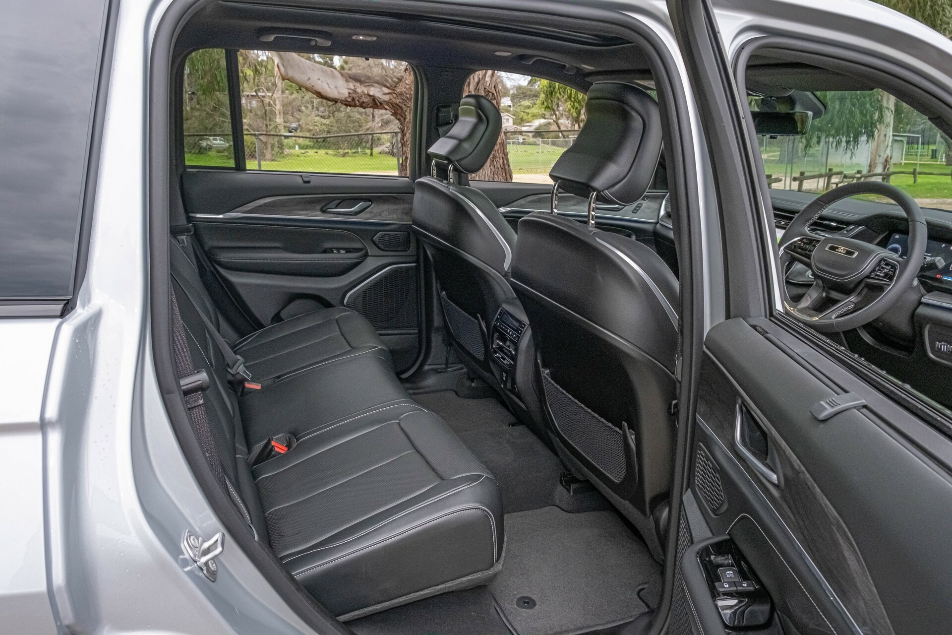 2023 Jeep Grand Cherokee Overland - 32