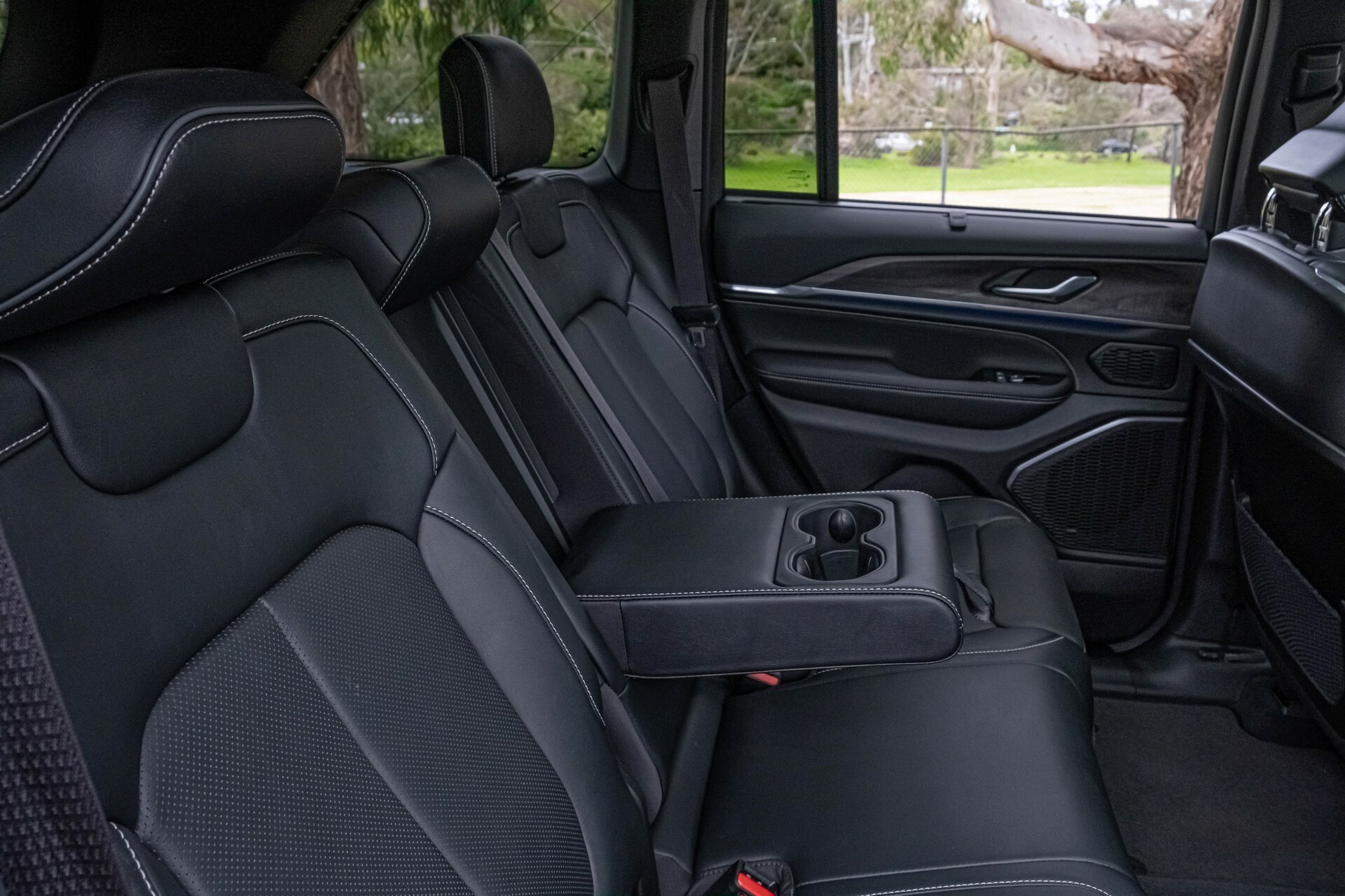 2023 Jeep Grand Cherokee Overland - 40