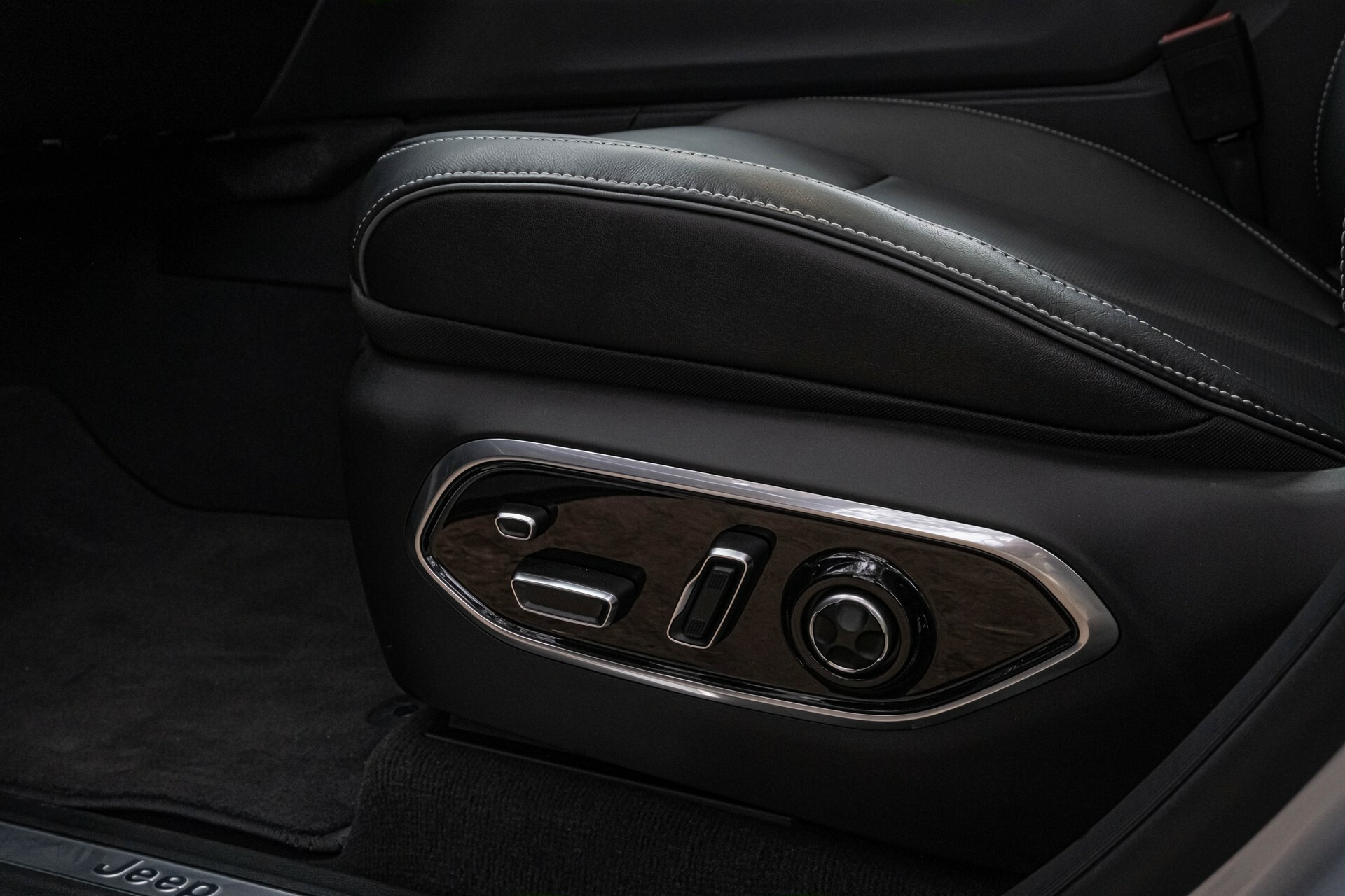 2023 Jeep Grand Cherokee Overland - 73