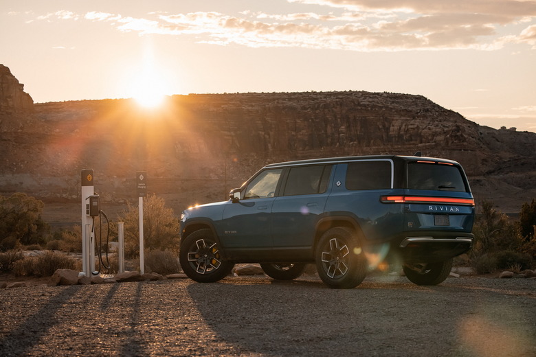 2022 Rivian R1S