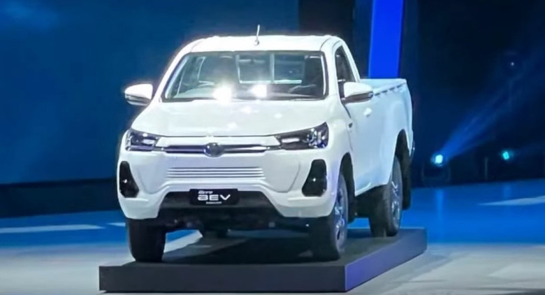 Toyota-Hilux-2