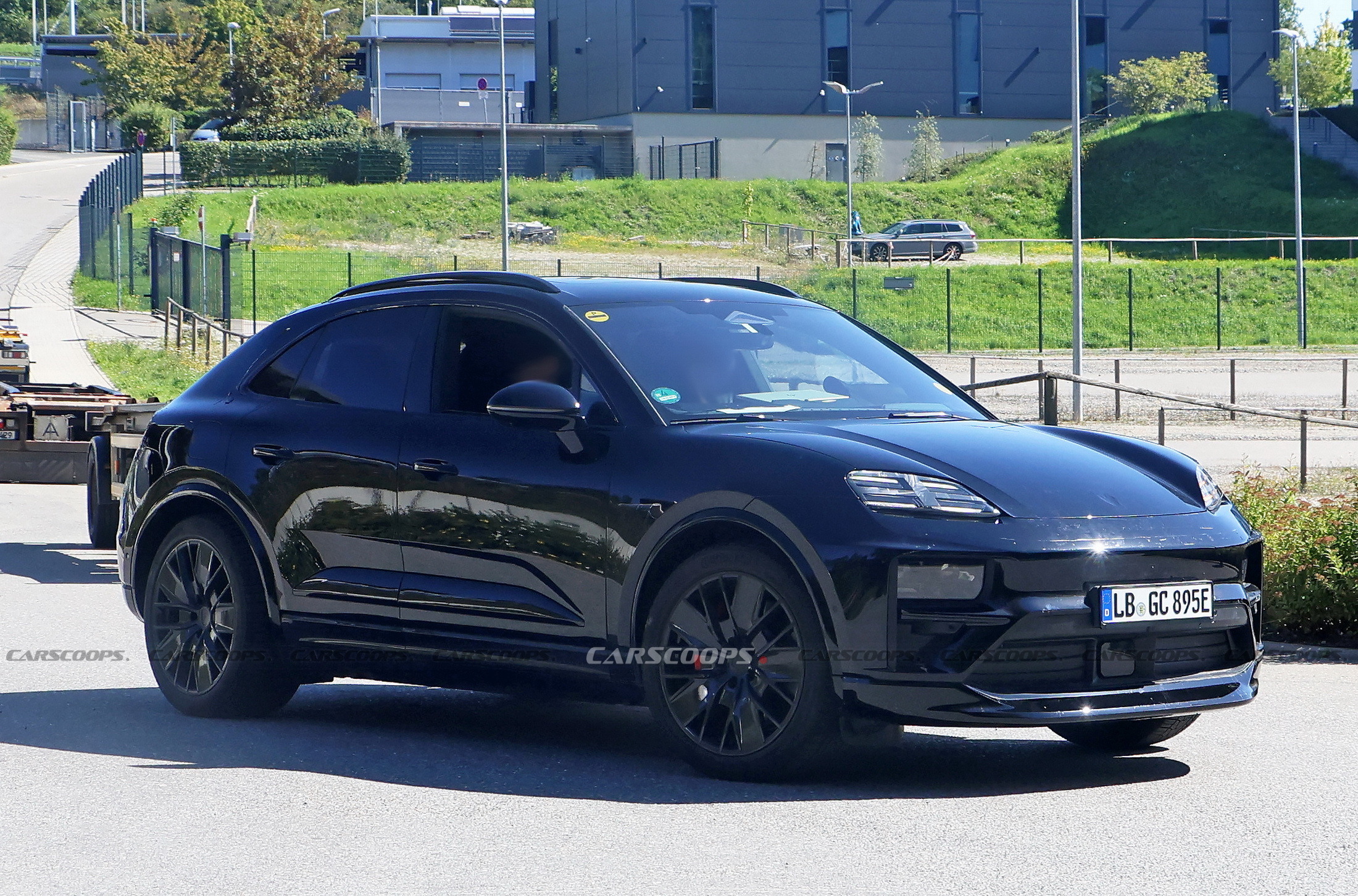 2025 Porsche Macan EV 13