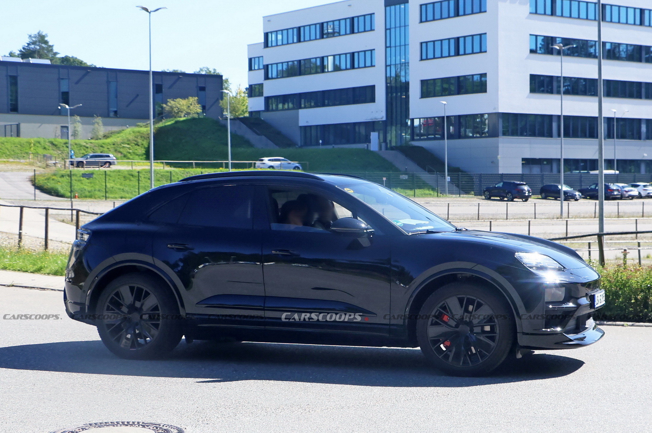 2025 Porsche Macan EV 14