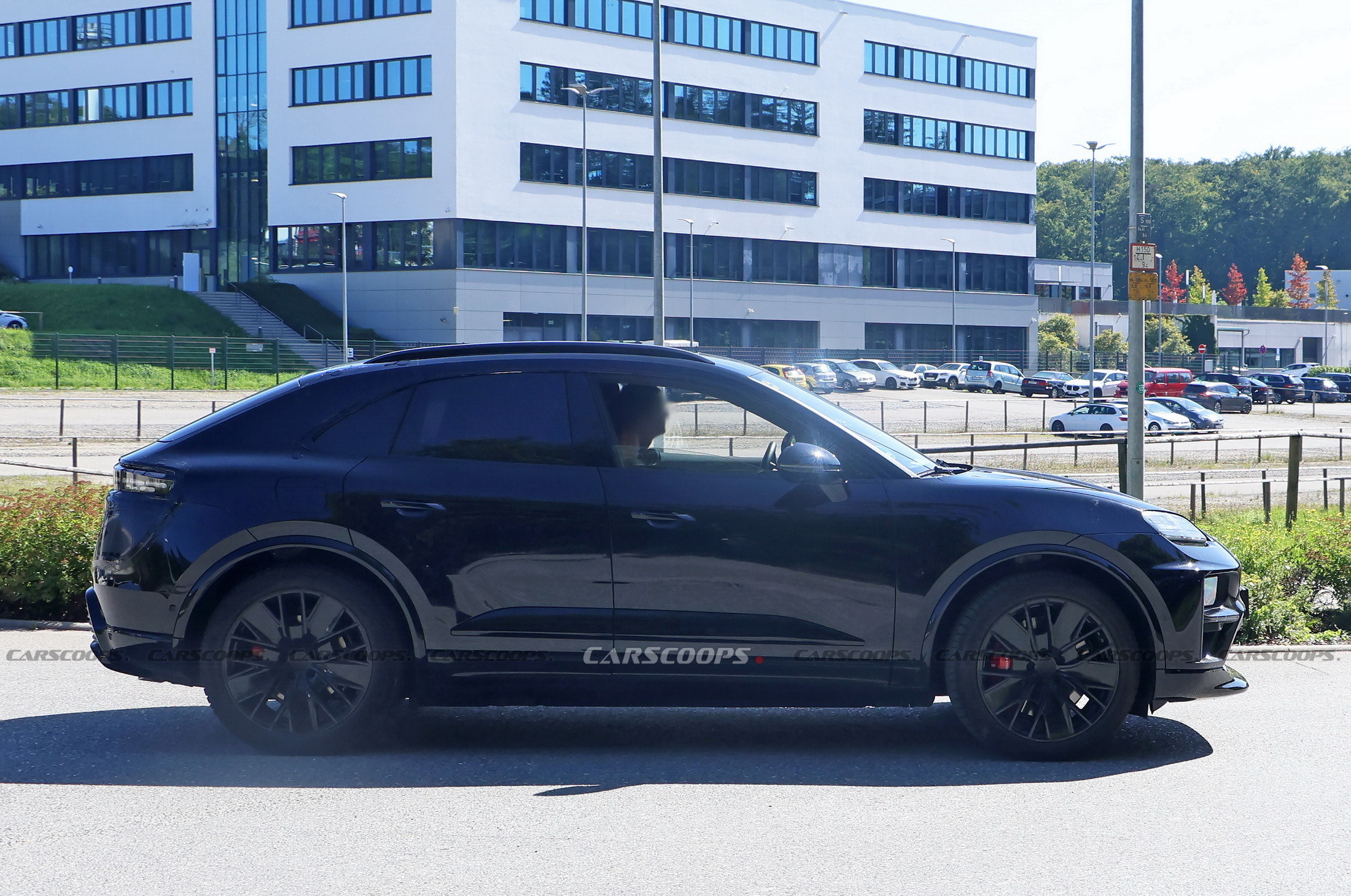 2025 Porsche Macan EV 15