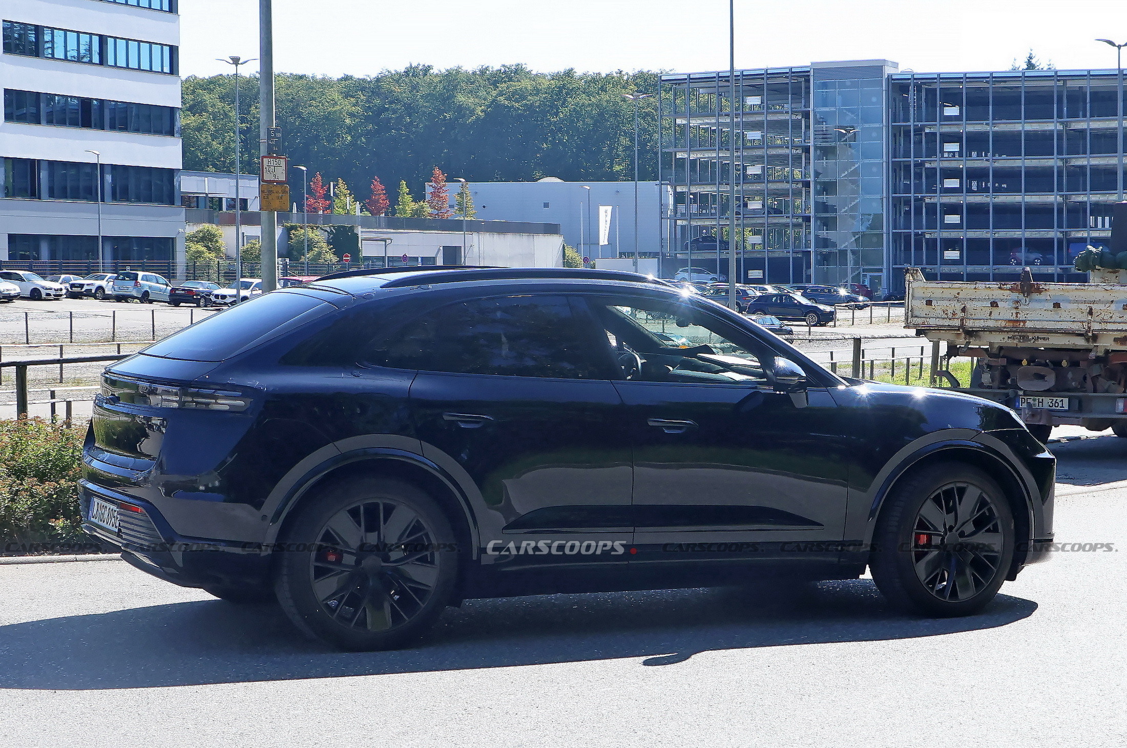 2025 Porsche Macan EV 16