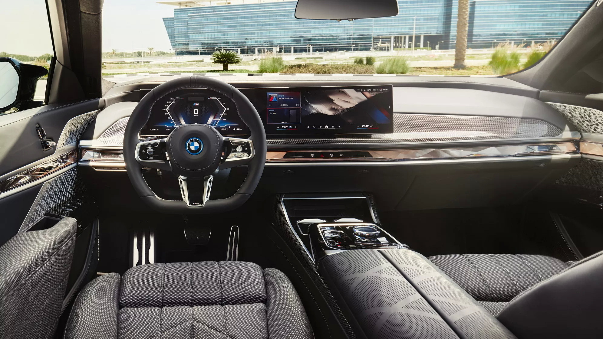 BMW-i7-0