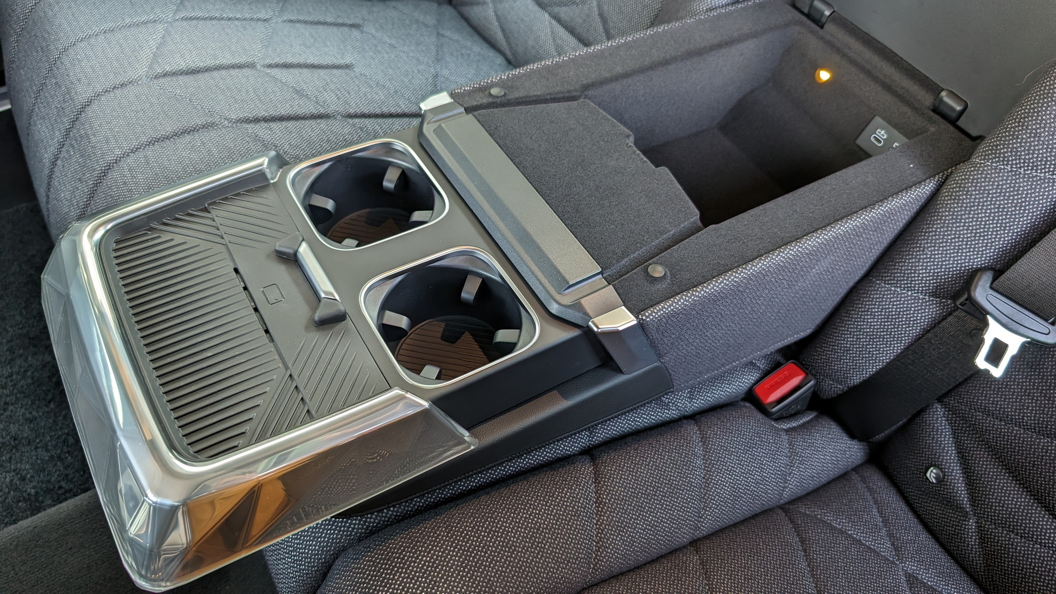BMW i7 M70 Stephen Rivers for Carscoops 16