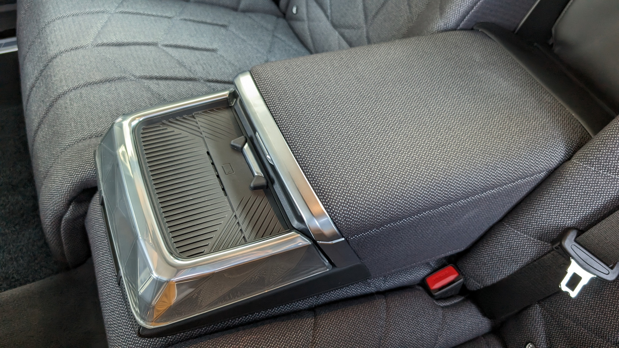 BMW i7 M70 Stephen Rivers for Carscoops 17