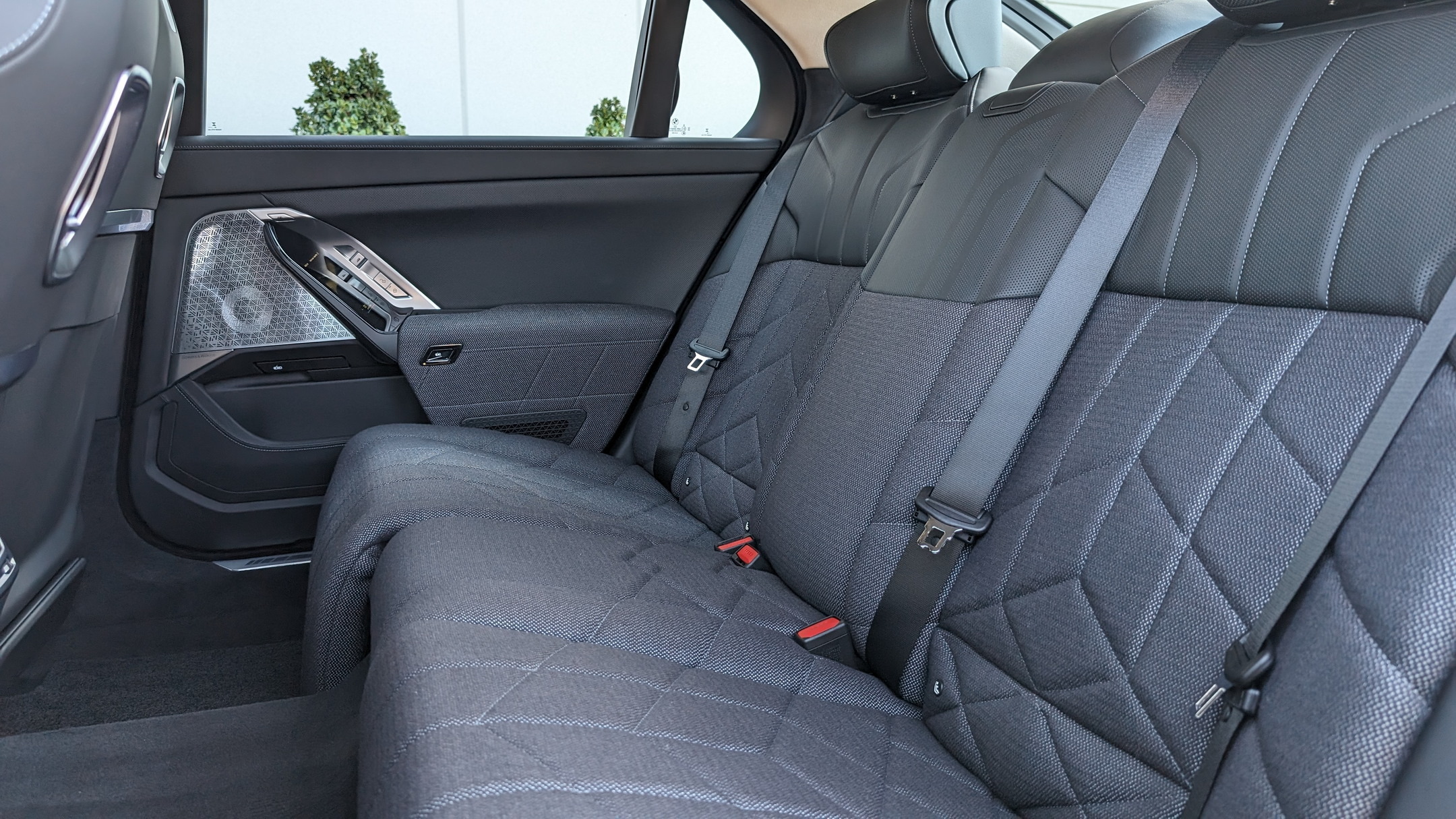 BMW i7 M70 Stephen Rivers for Carscoops 18