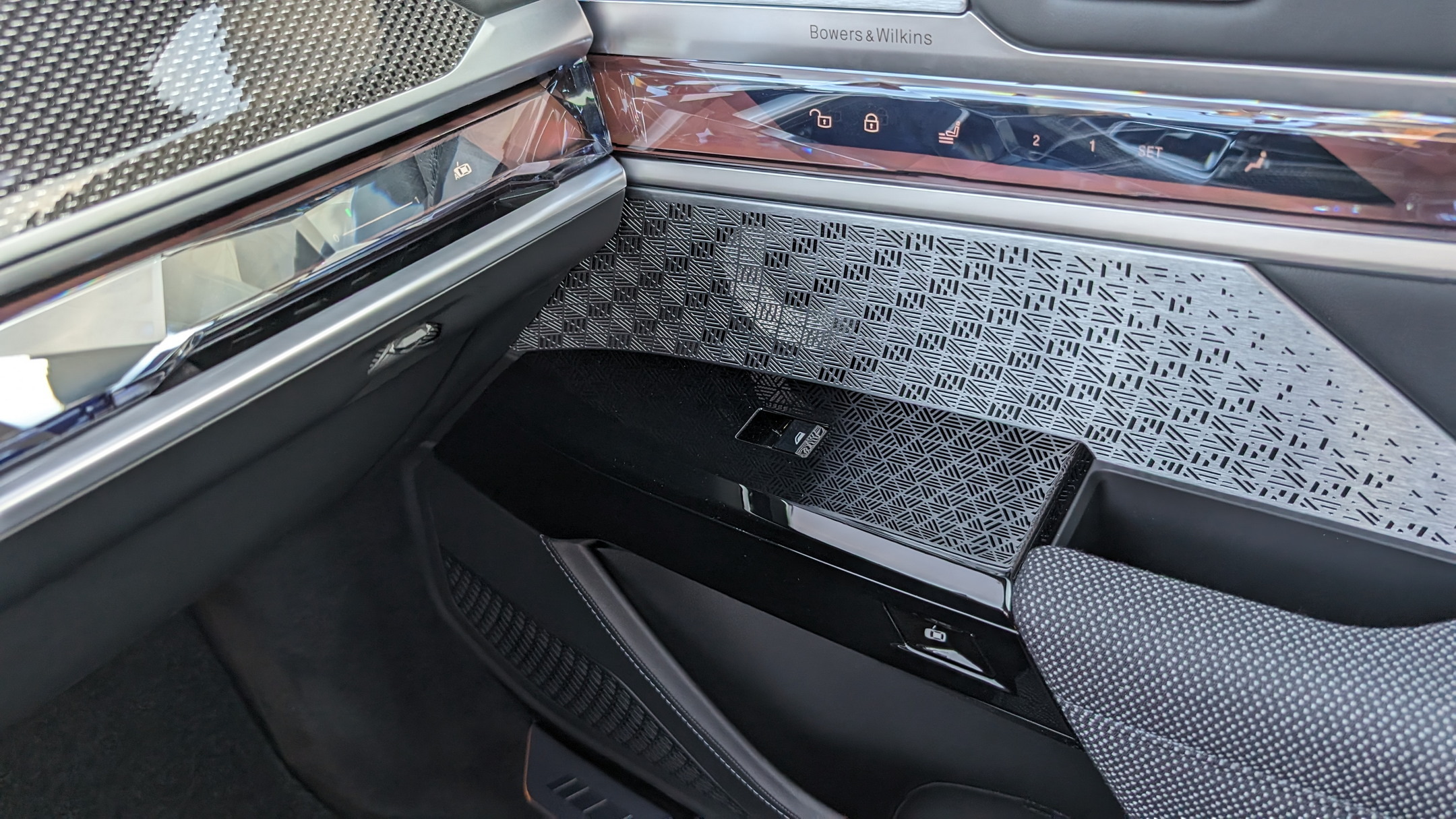 BMW i7 M70 Stephen Rivers for Carscoops 35