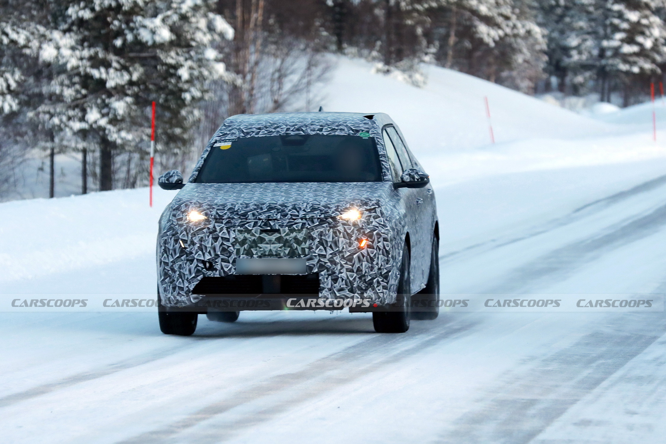 2025 Peugeot E-5008 001