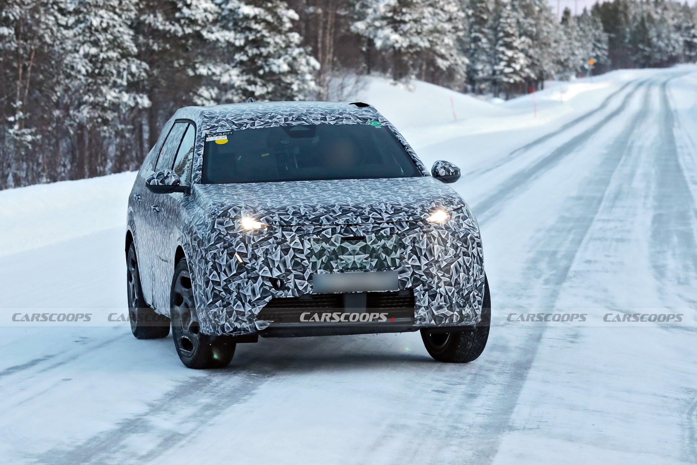 2025 Peugeot E-5008 004