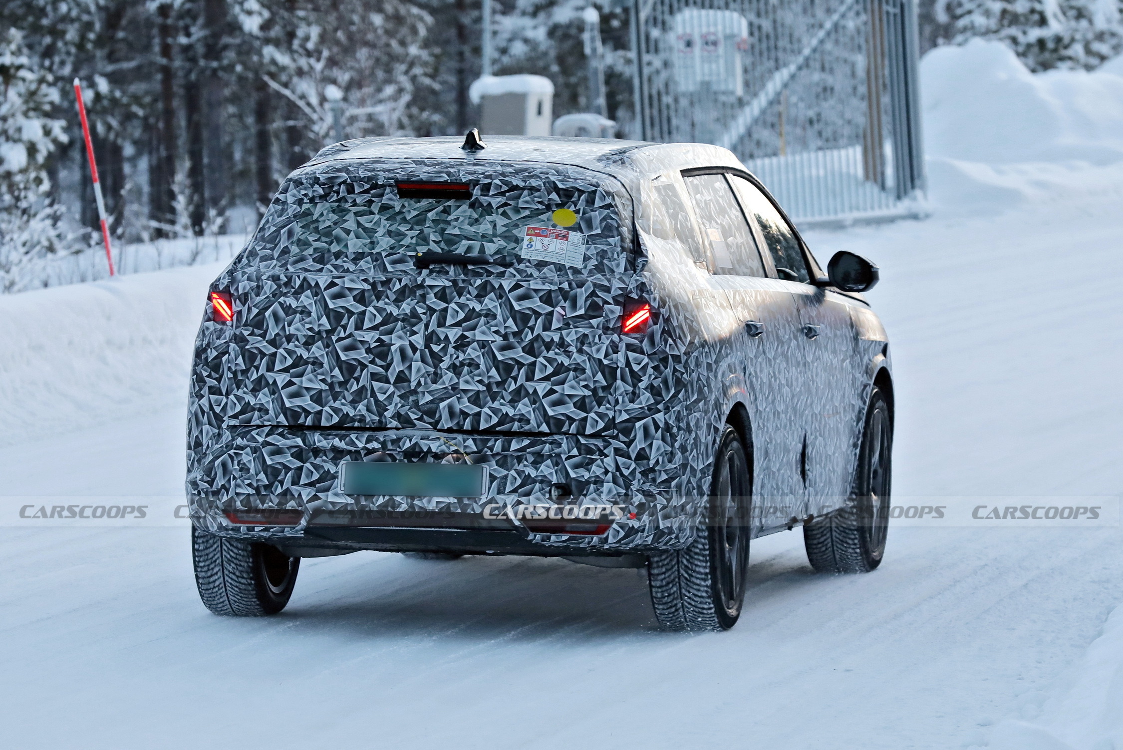 2025 Peugeot E-5008 014