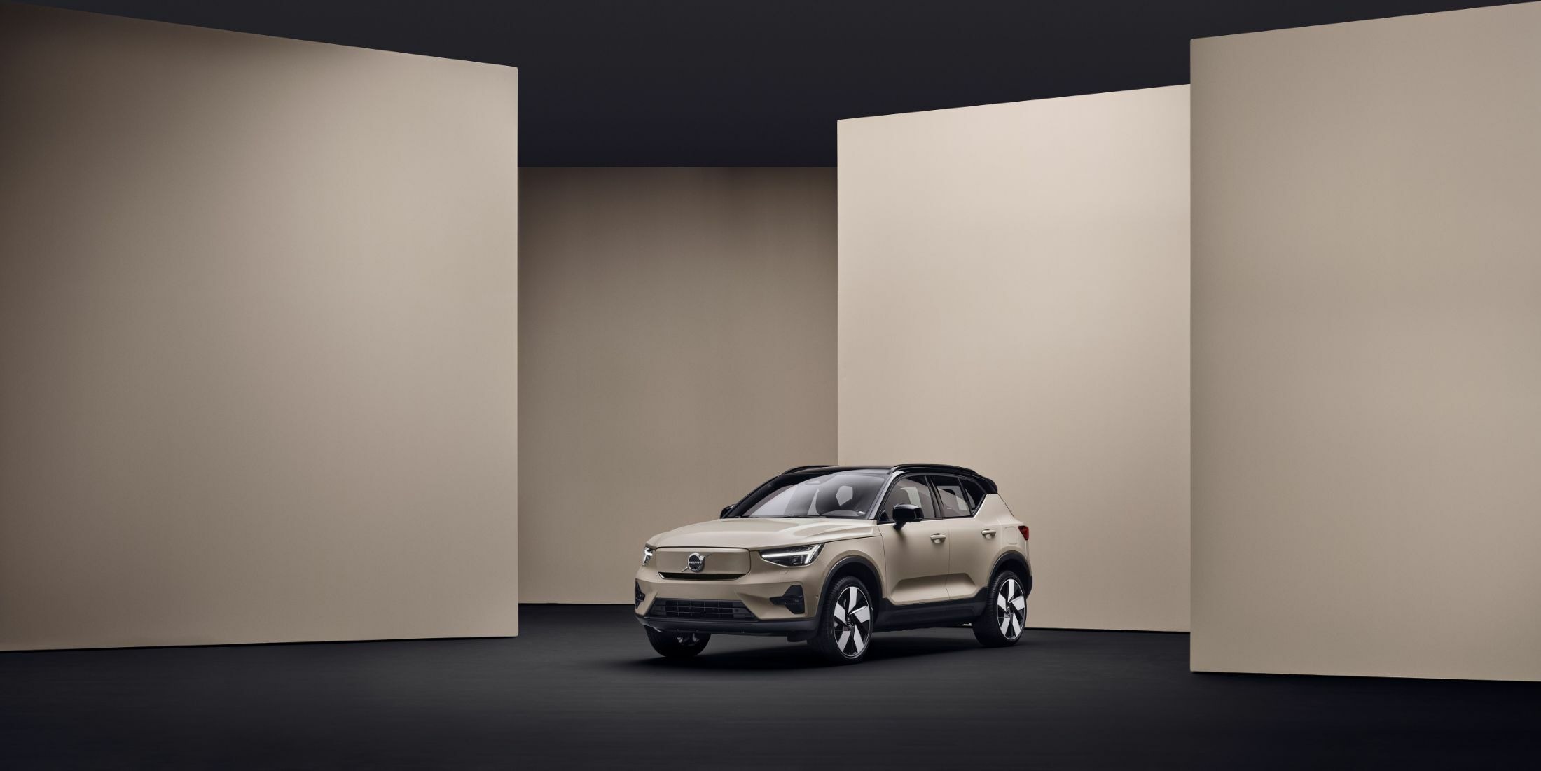 Volvo EX40 (1)
