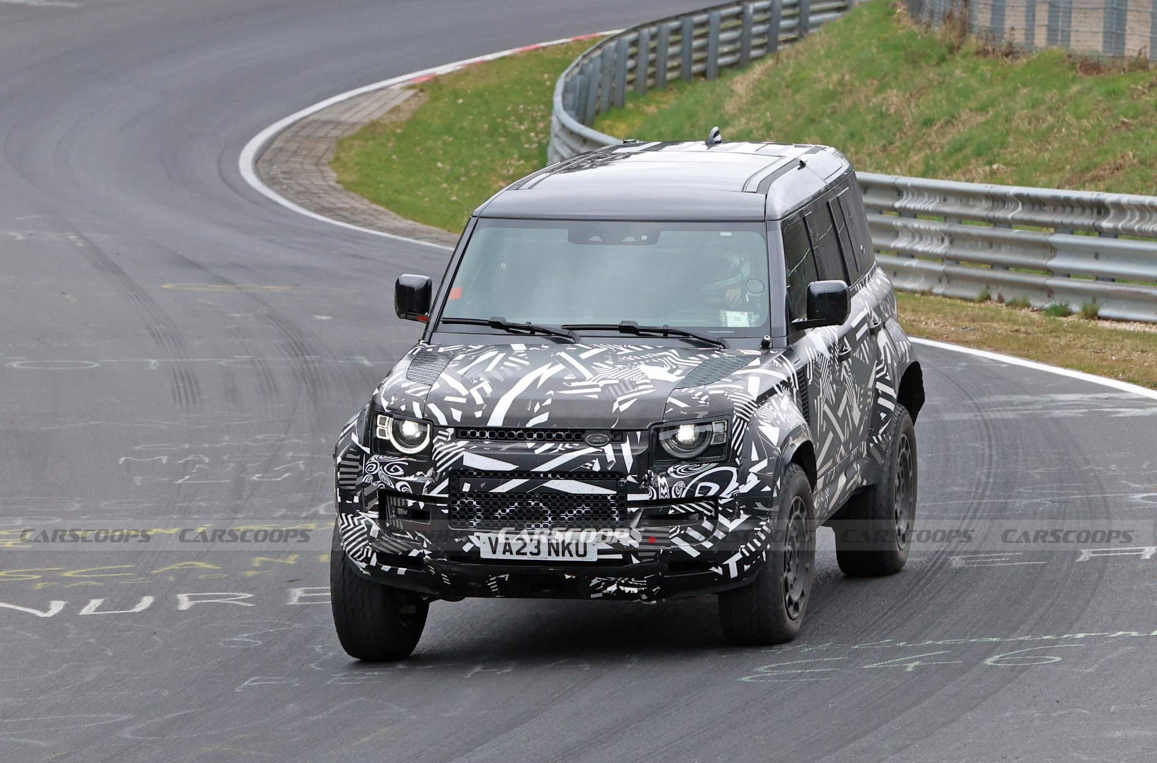 2025 Land Rover Defender OCTA 01