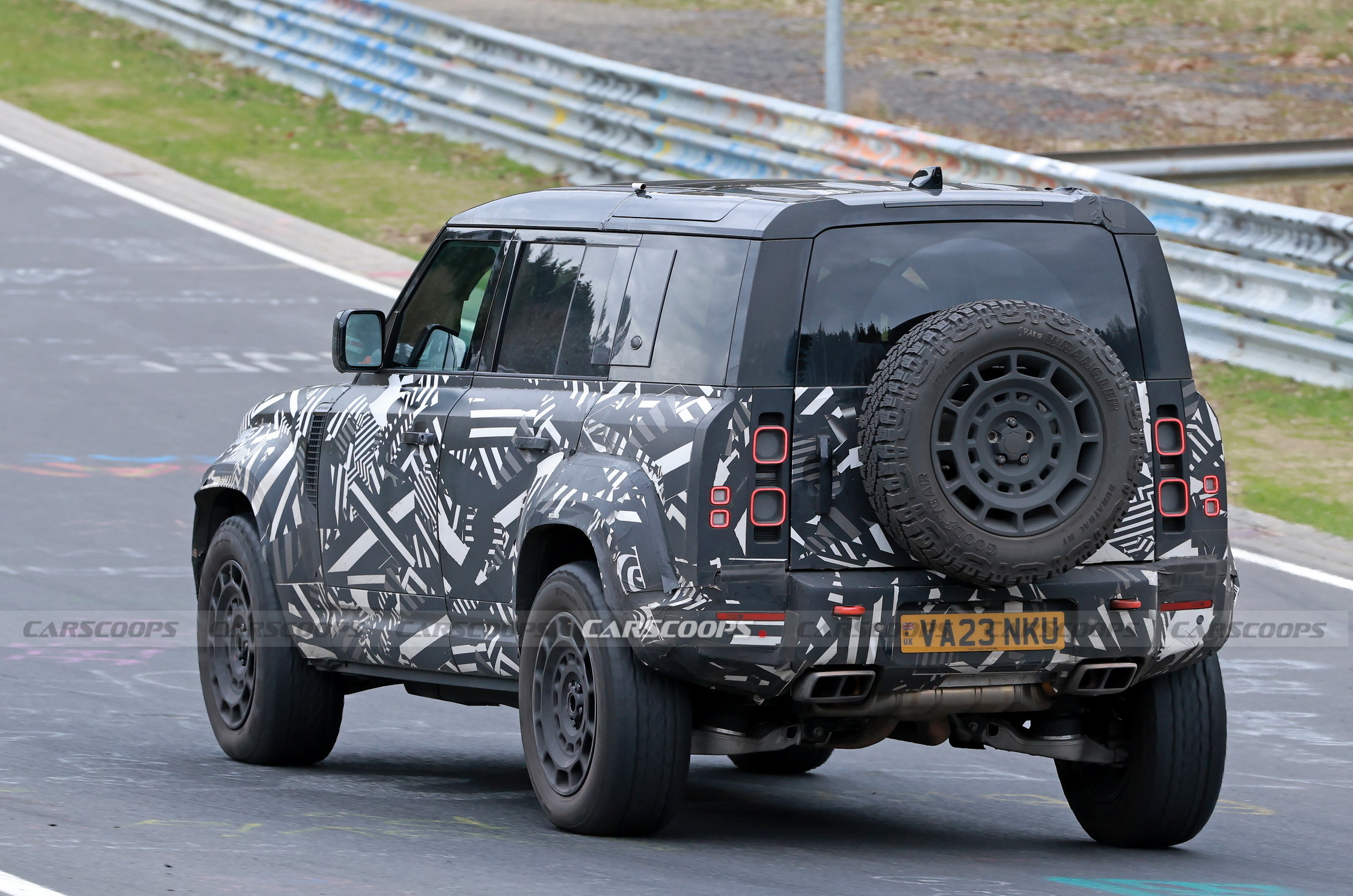2025 Land Rover Defender OCTA 02