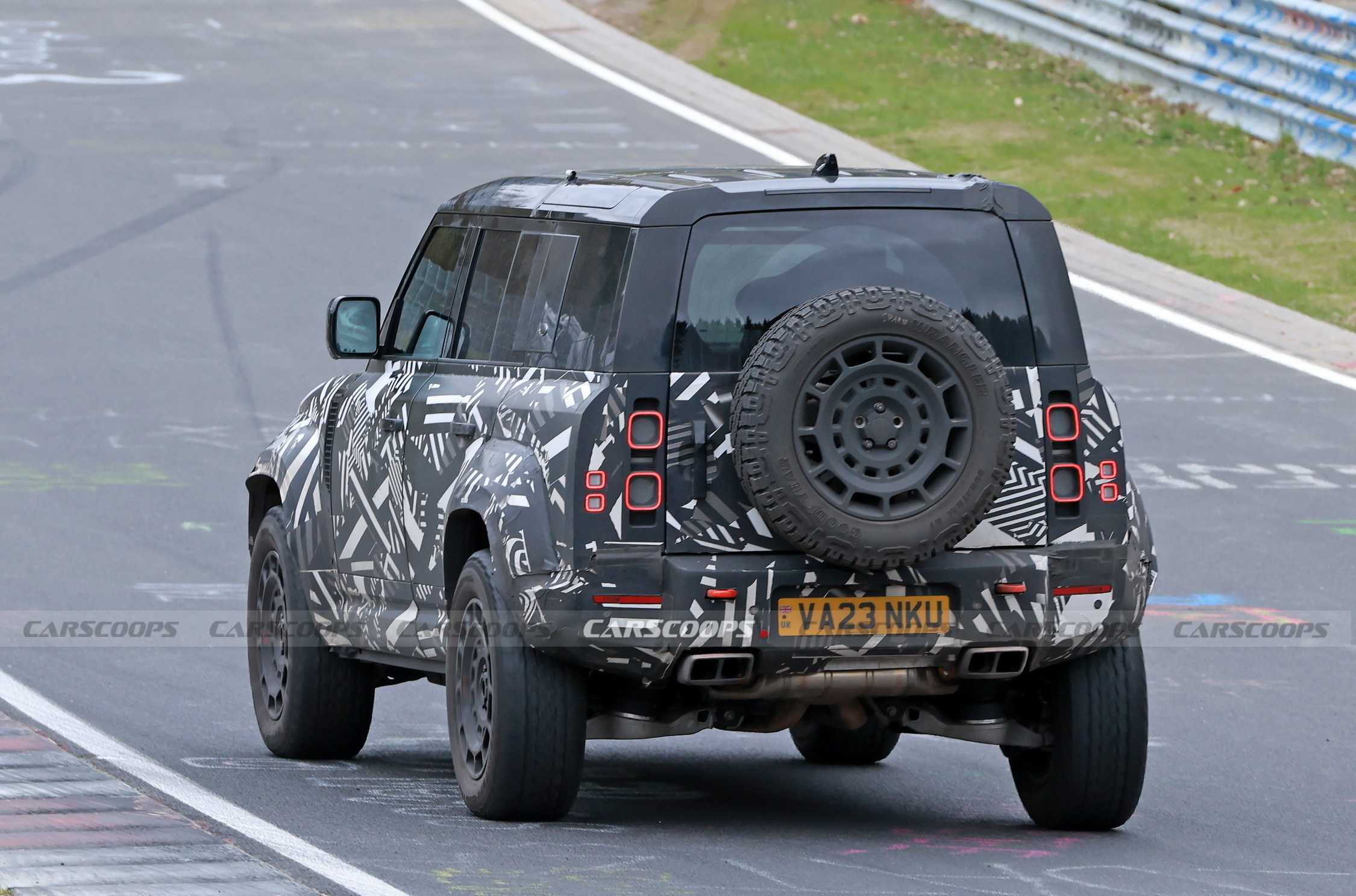 2025 Land Rover Defender OCTA 03