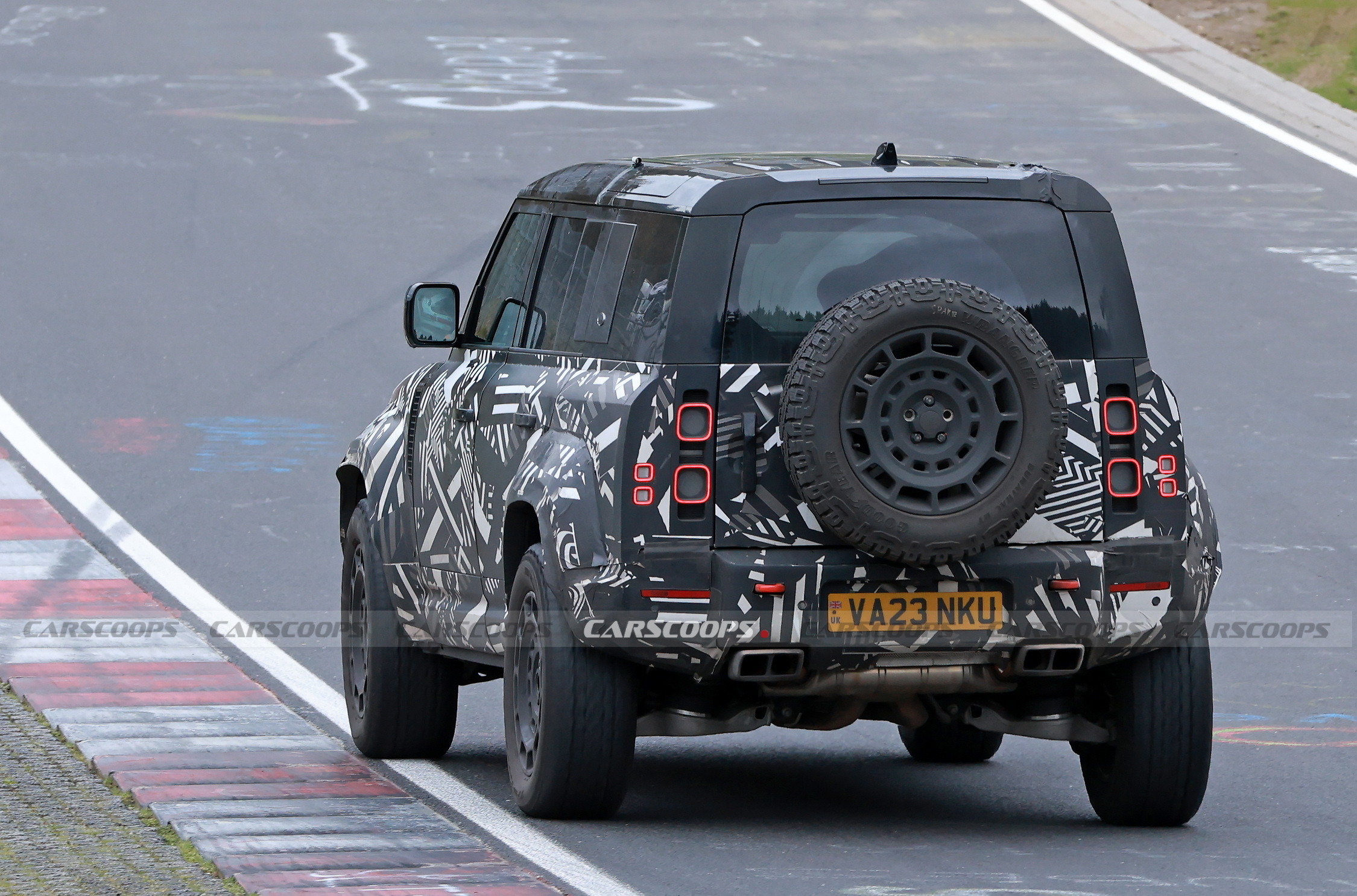 2025 Land Rover Defender OCTA 04