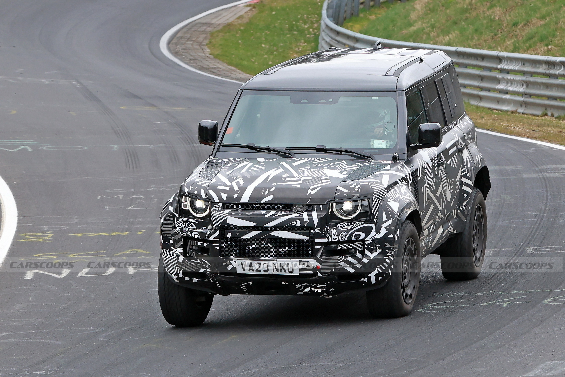 2025 Land Rover Defender OCTA 06