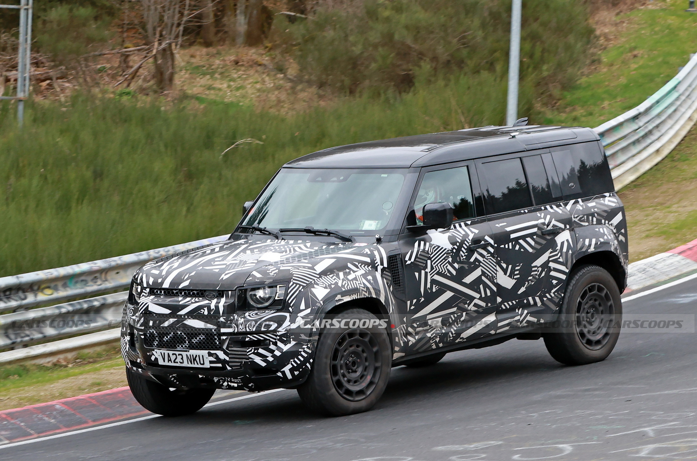2025 Land Rover Defender OCTA 09