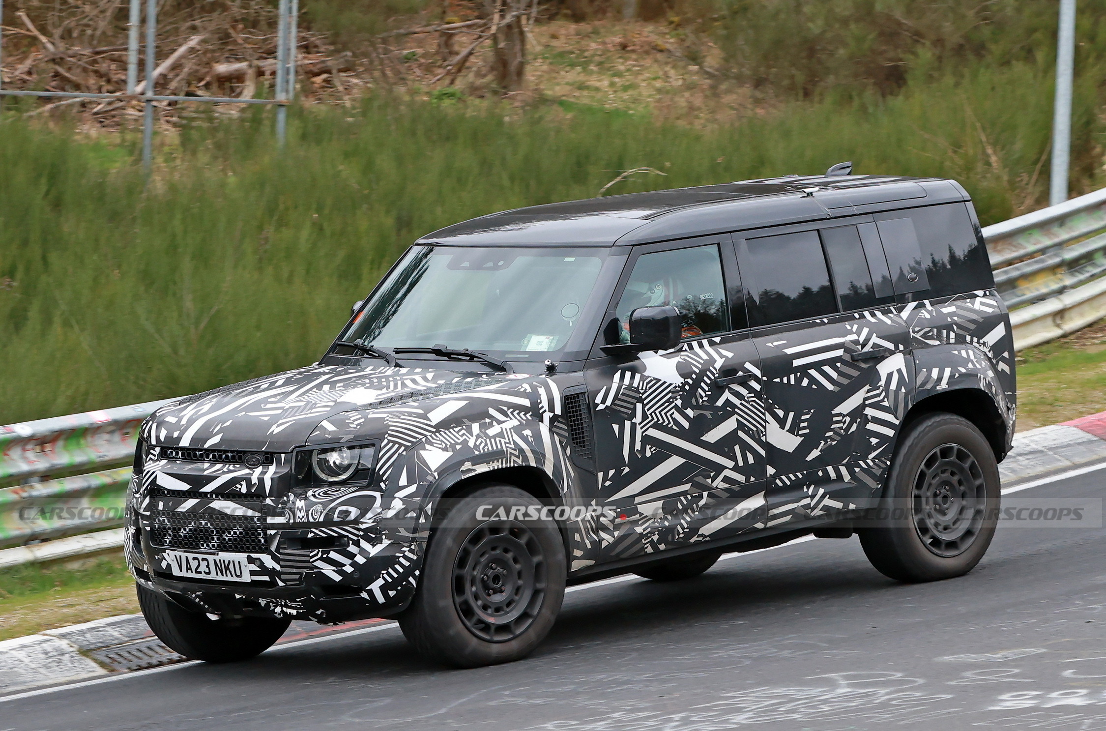 2025 Land Rover Defender OCTA 10