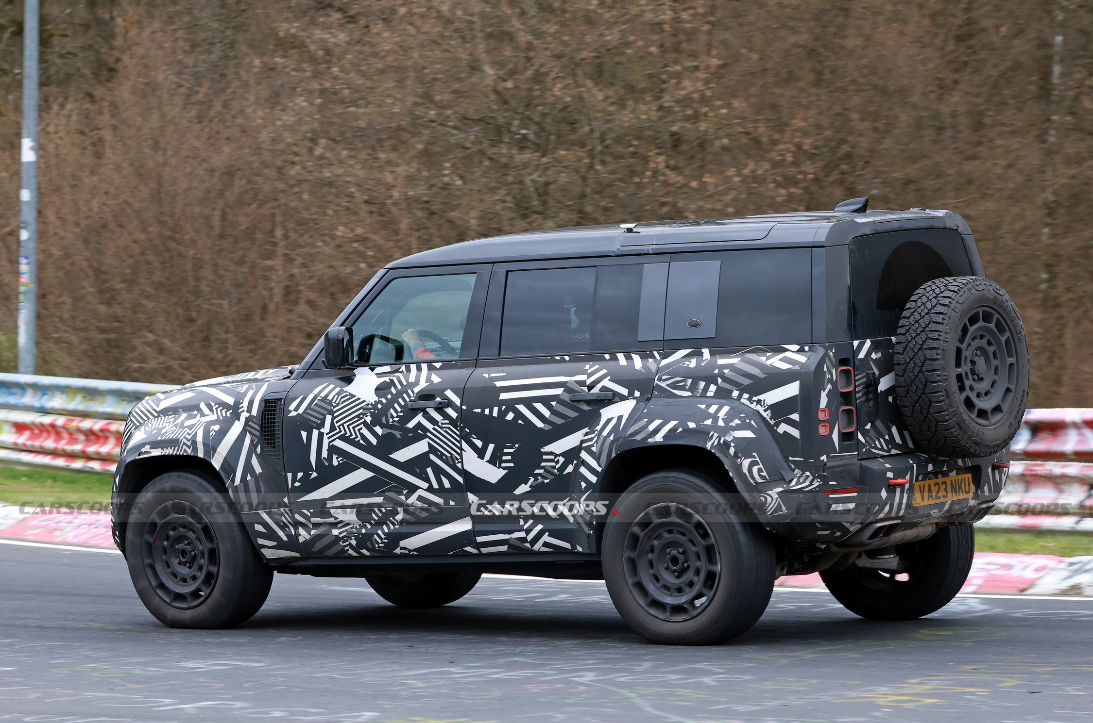 2025 Land Rover Defender OCTA 12