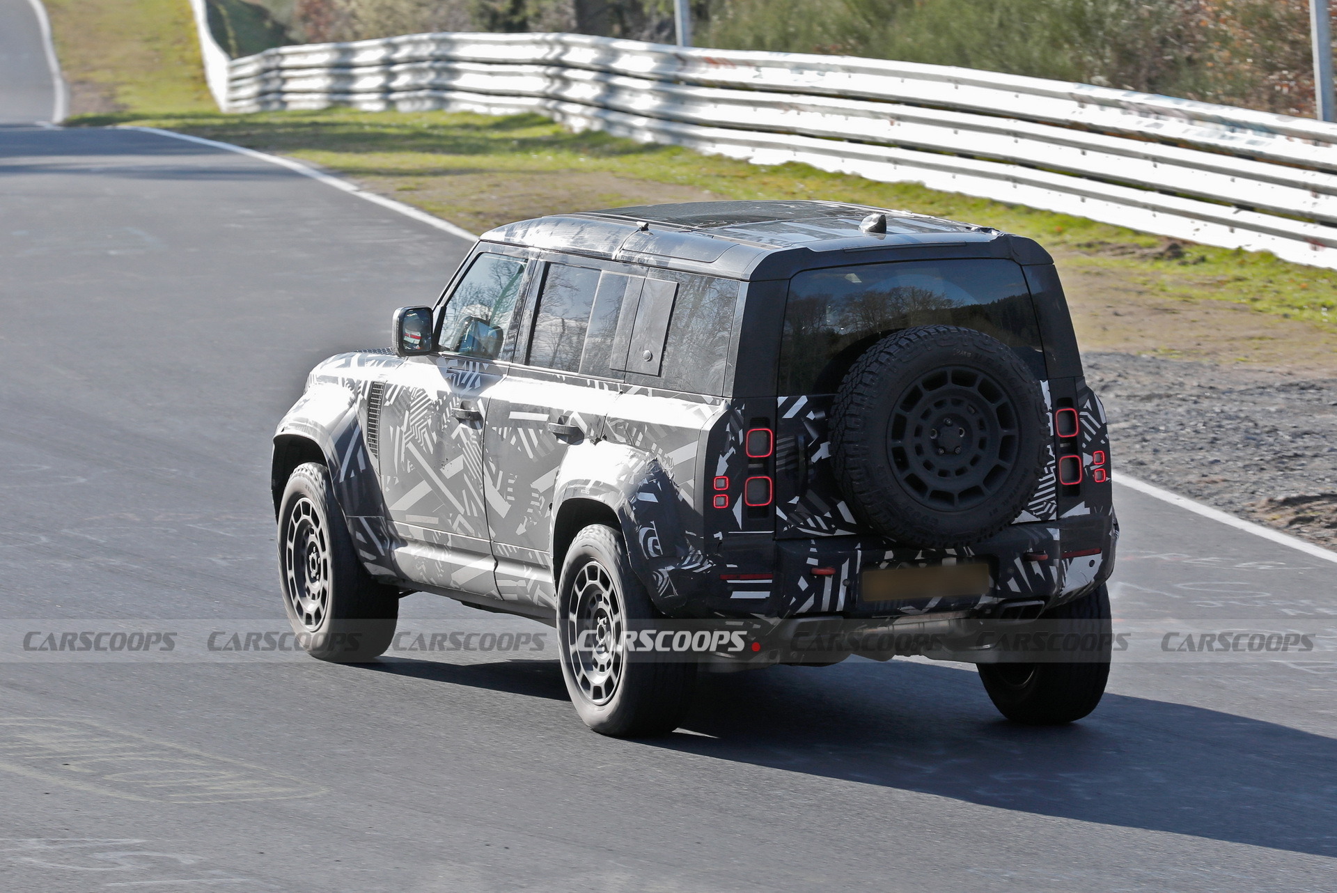 Land Rover Defender OCTA - 10