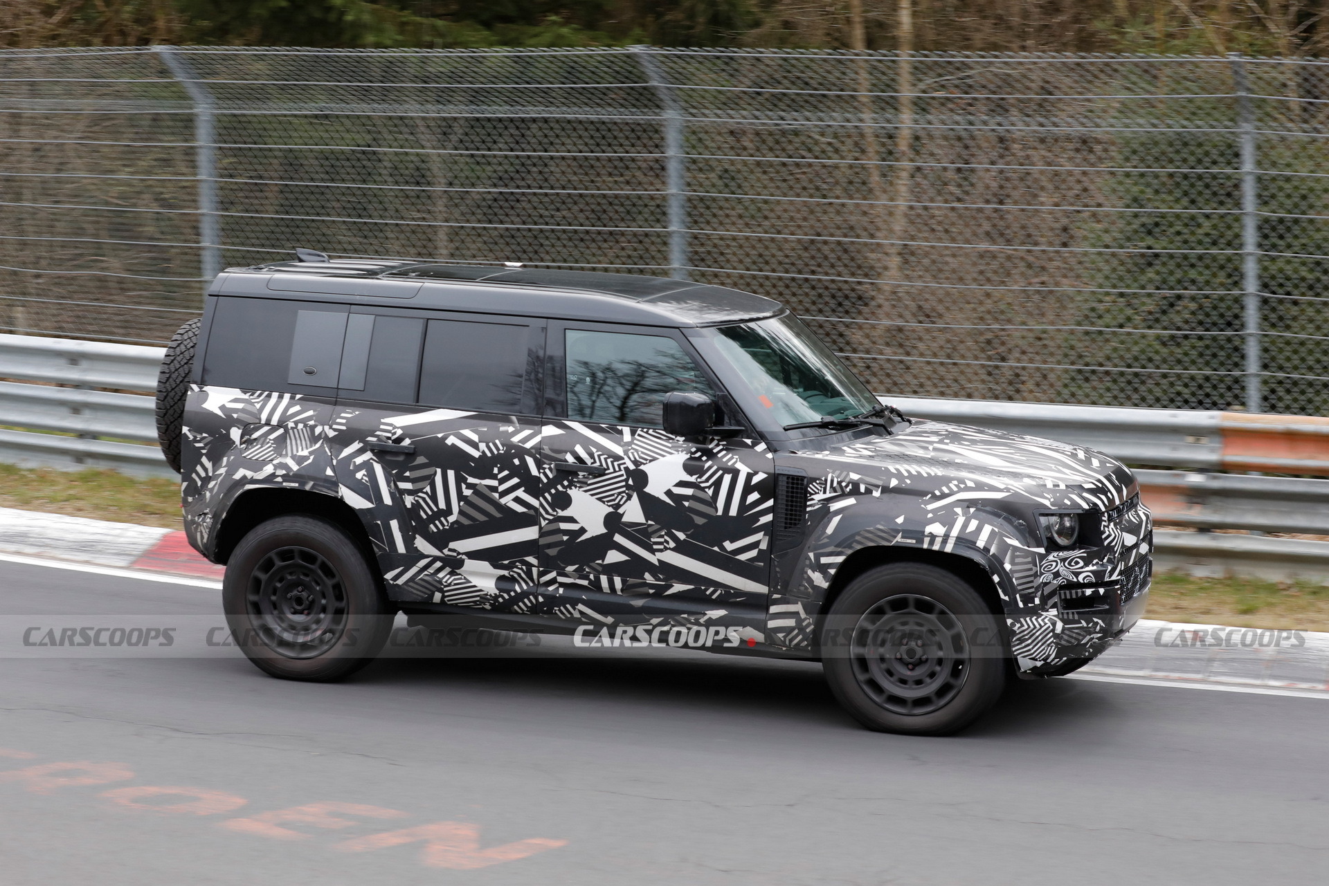 Land Rover Defender OCTA - 16