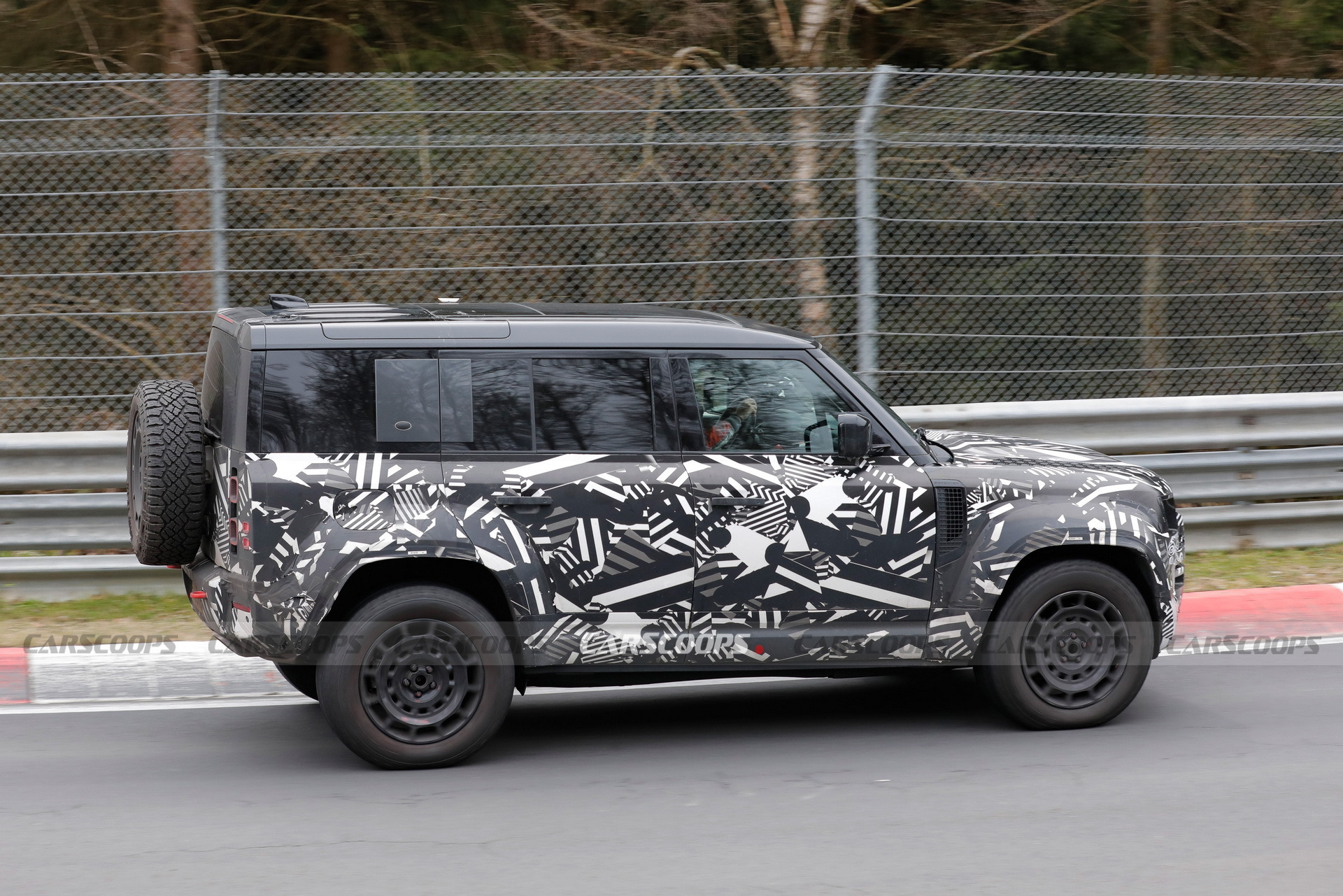 Land Rover Defender OCTA - 17