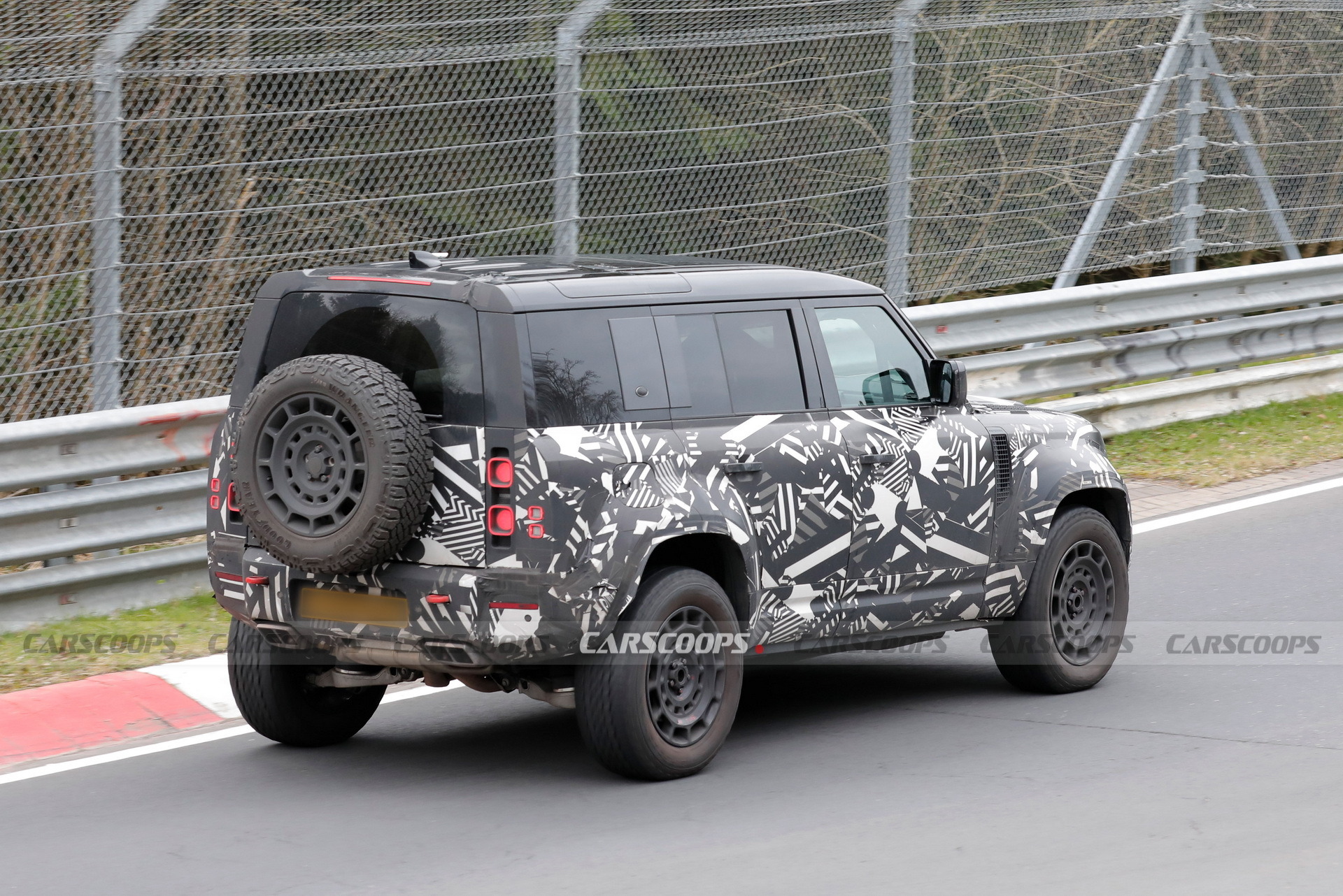 Land Rover Defender OCTA - 18