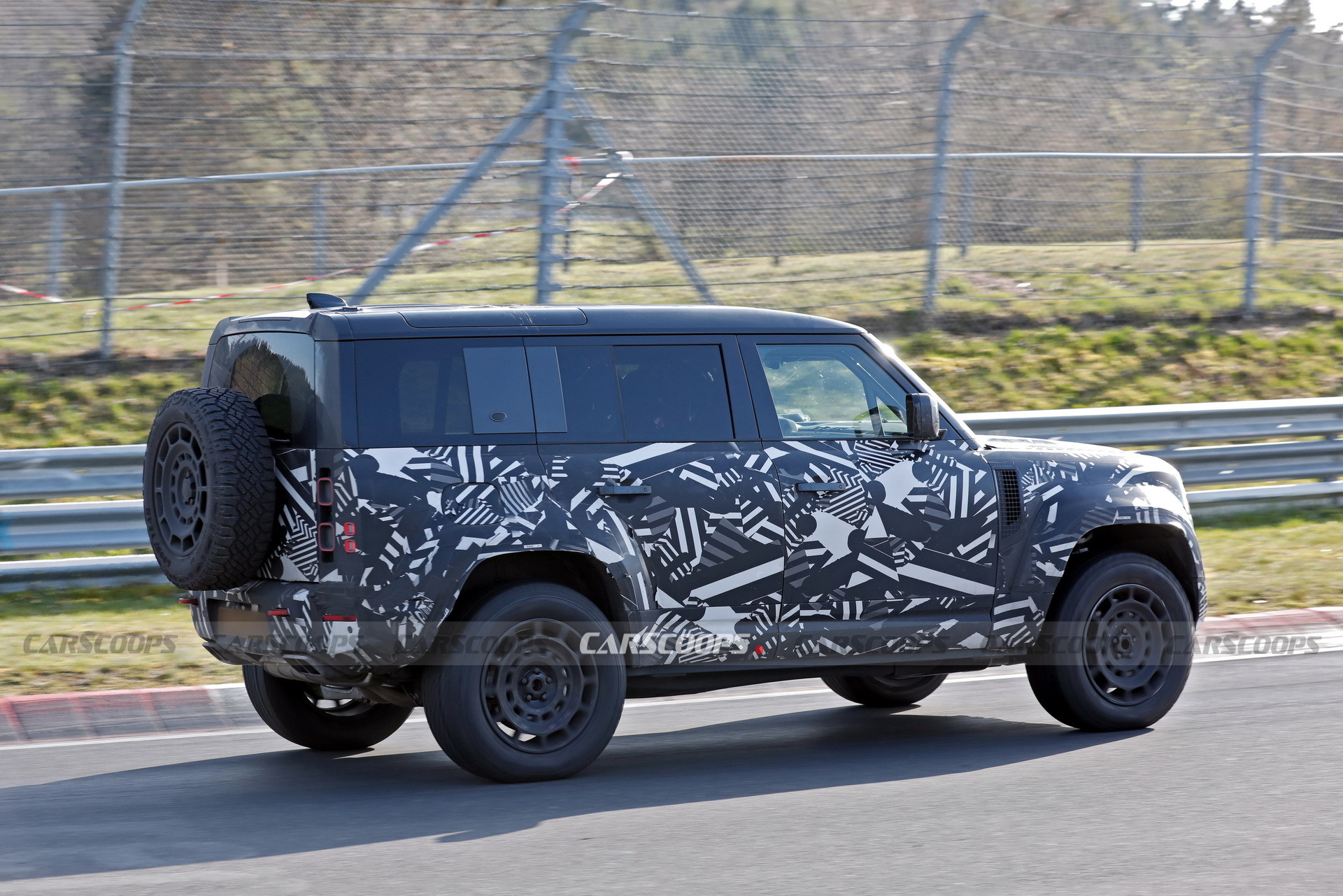 Land Rover Defender OCTA - 2