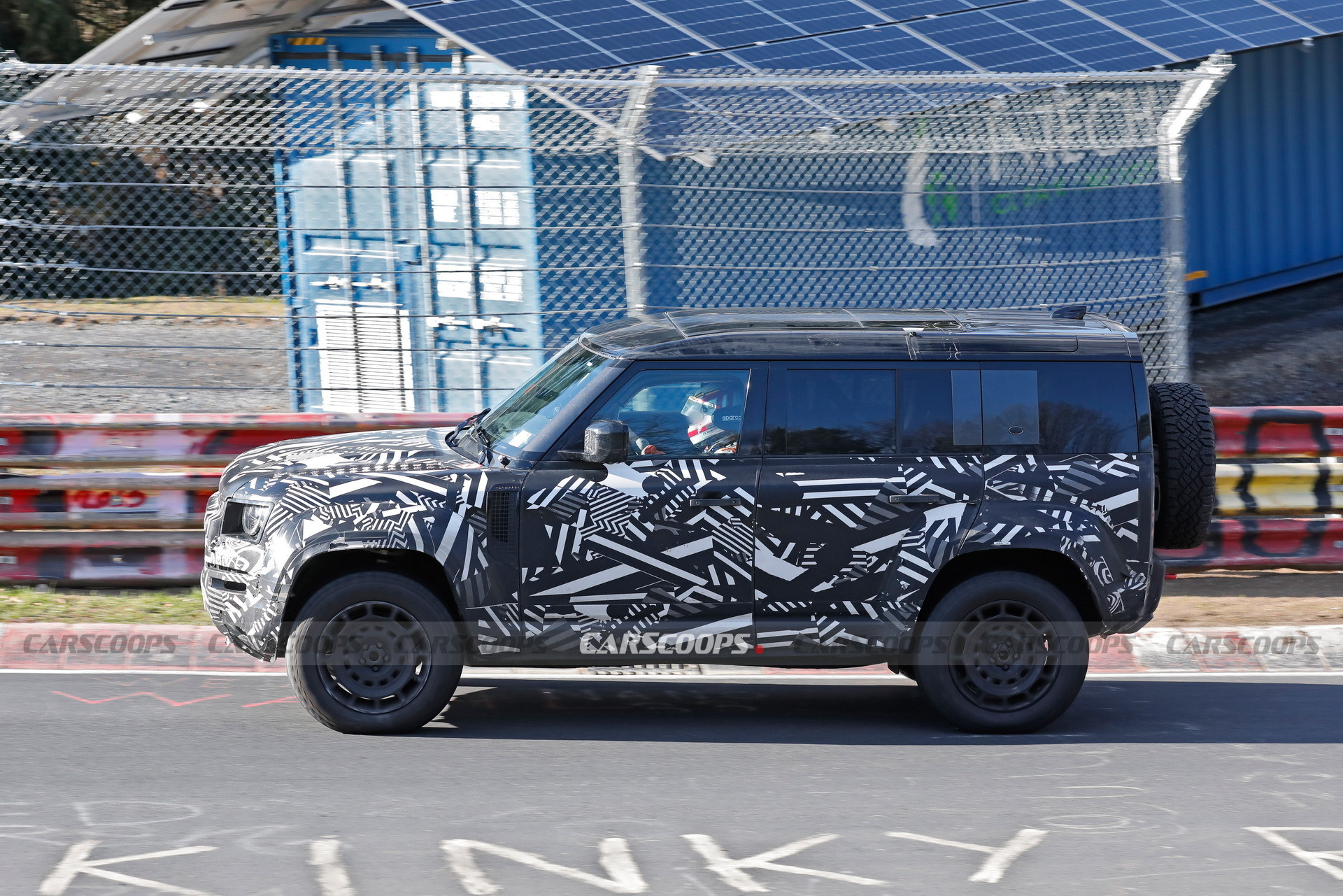 Land Rover Defender OCTA - 7