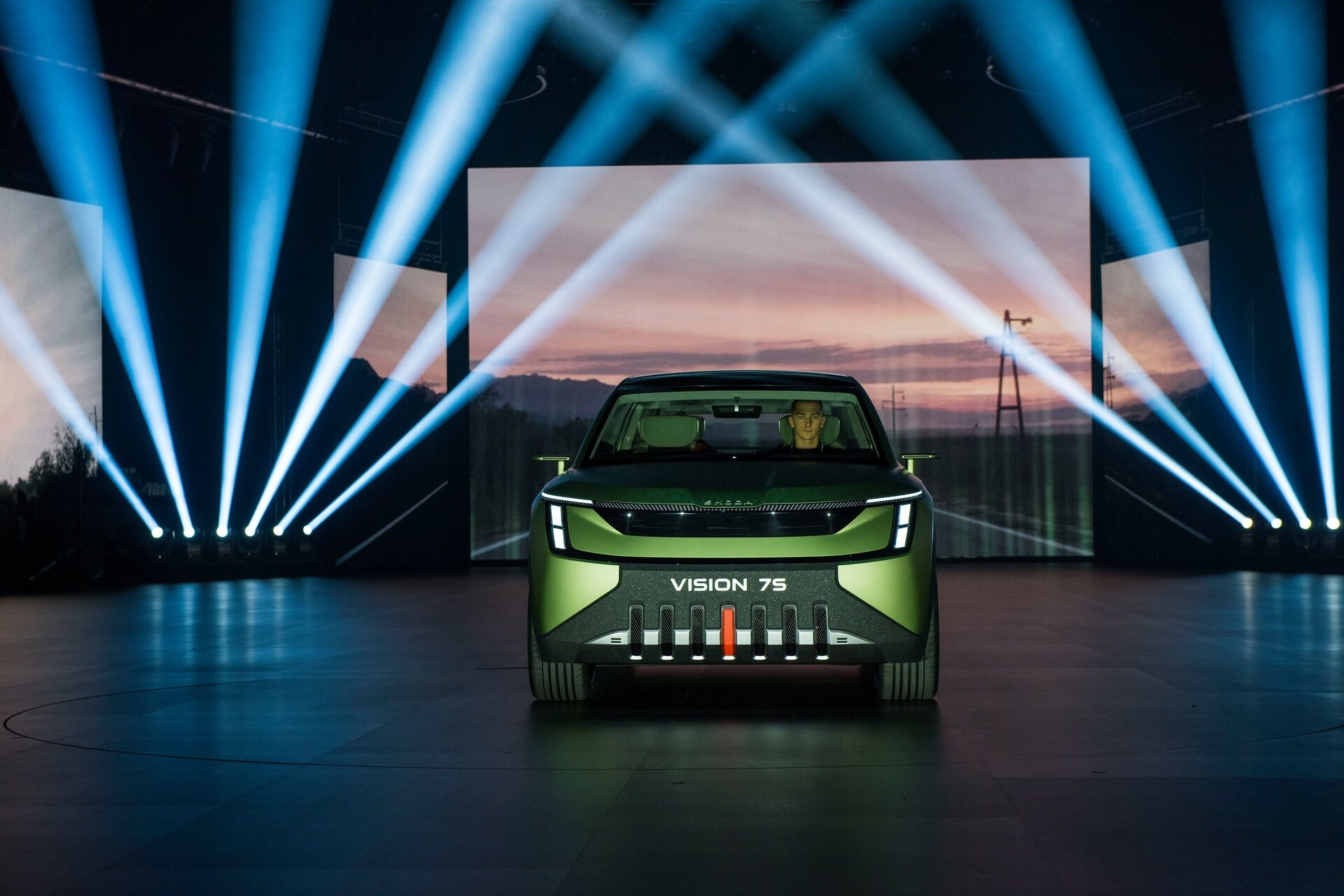 Skoda Vision 7S concept 0114 250