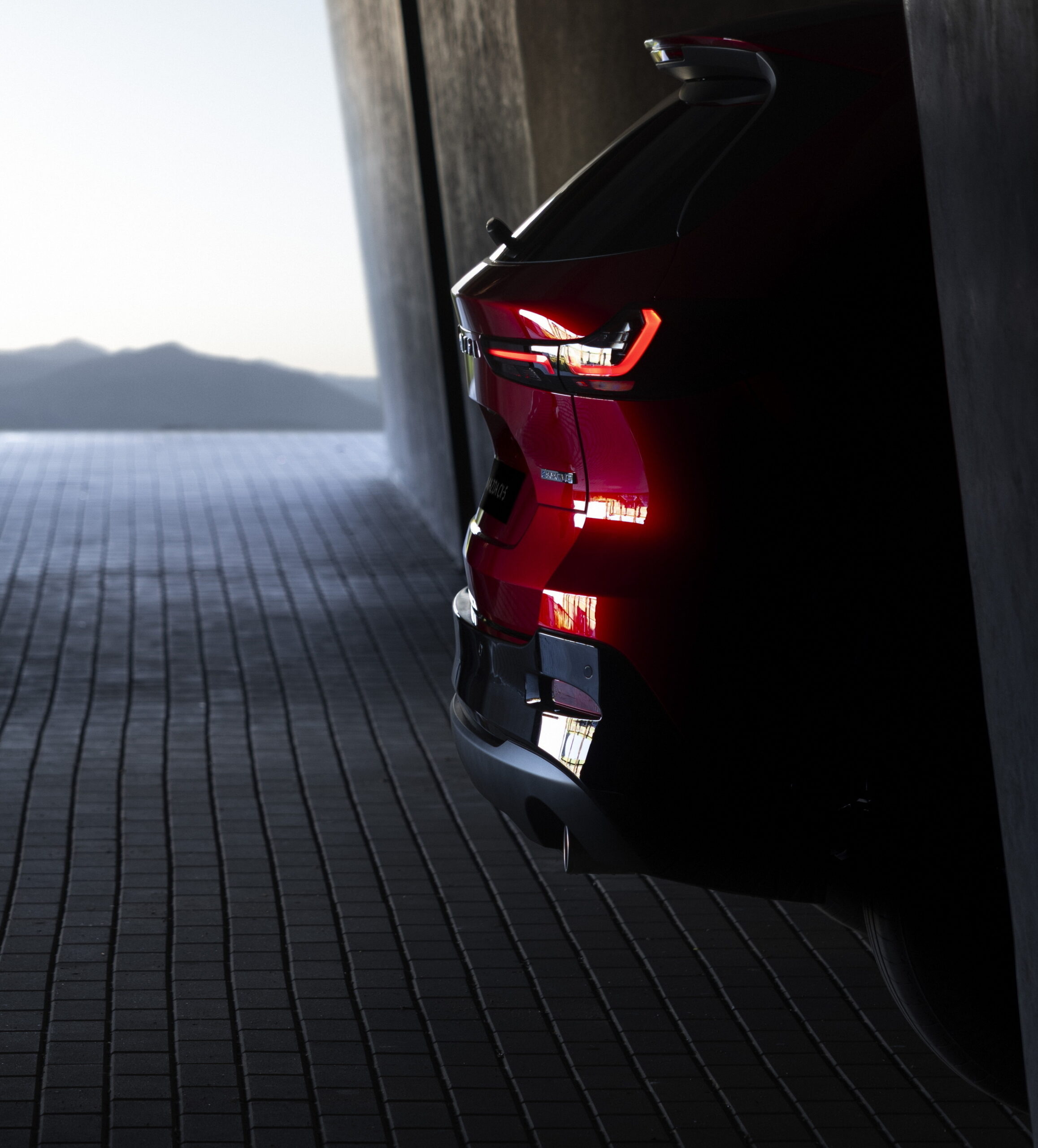 2025_cx-5_teaser_still_01_exteriorrear_ger_high_4x5