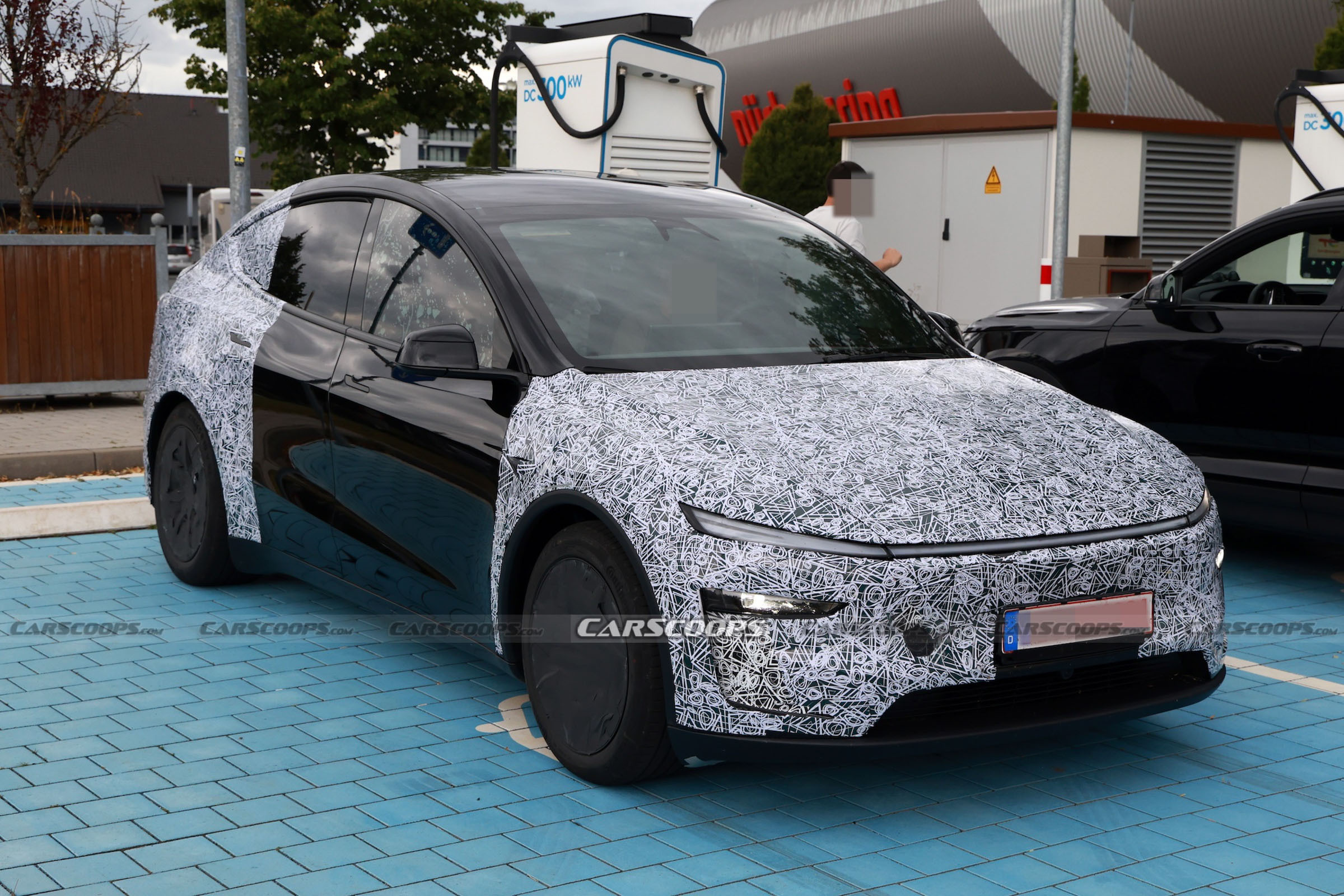 Tesla Model Y Performance scoop 00001