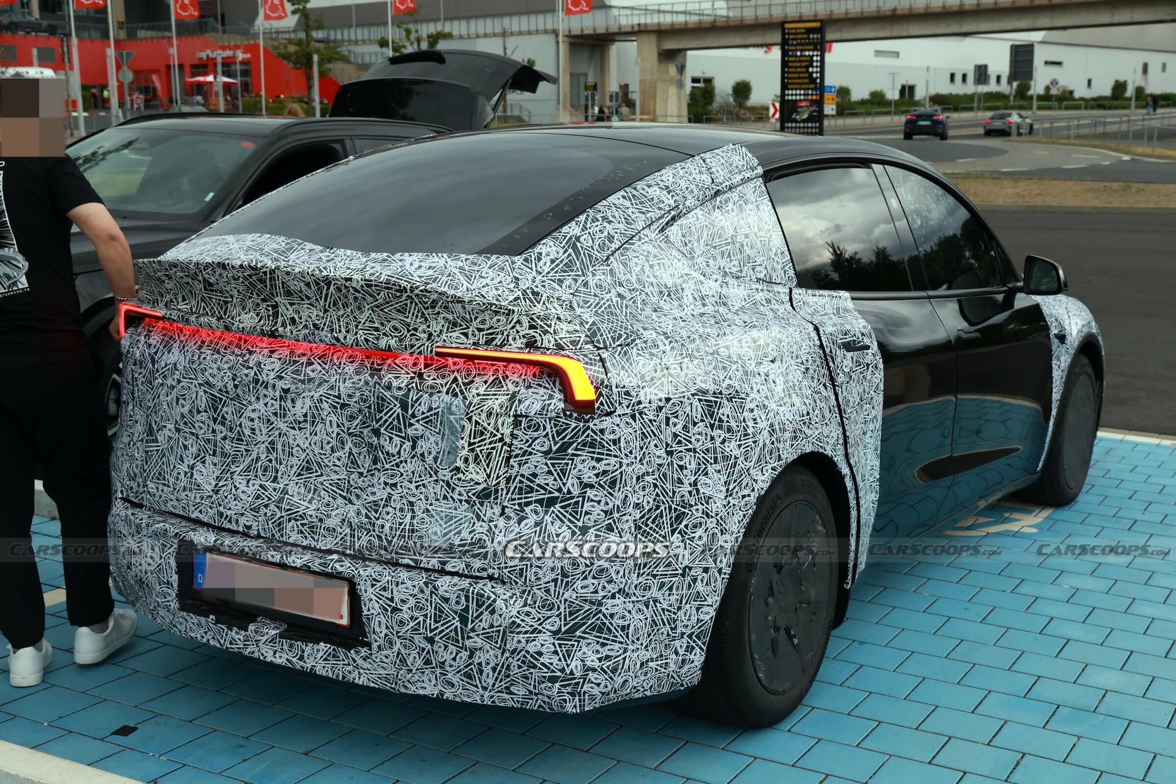 Tesla Model Y Performance scoop 00006