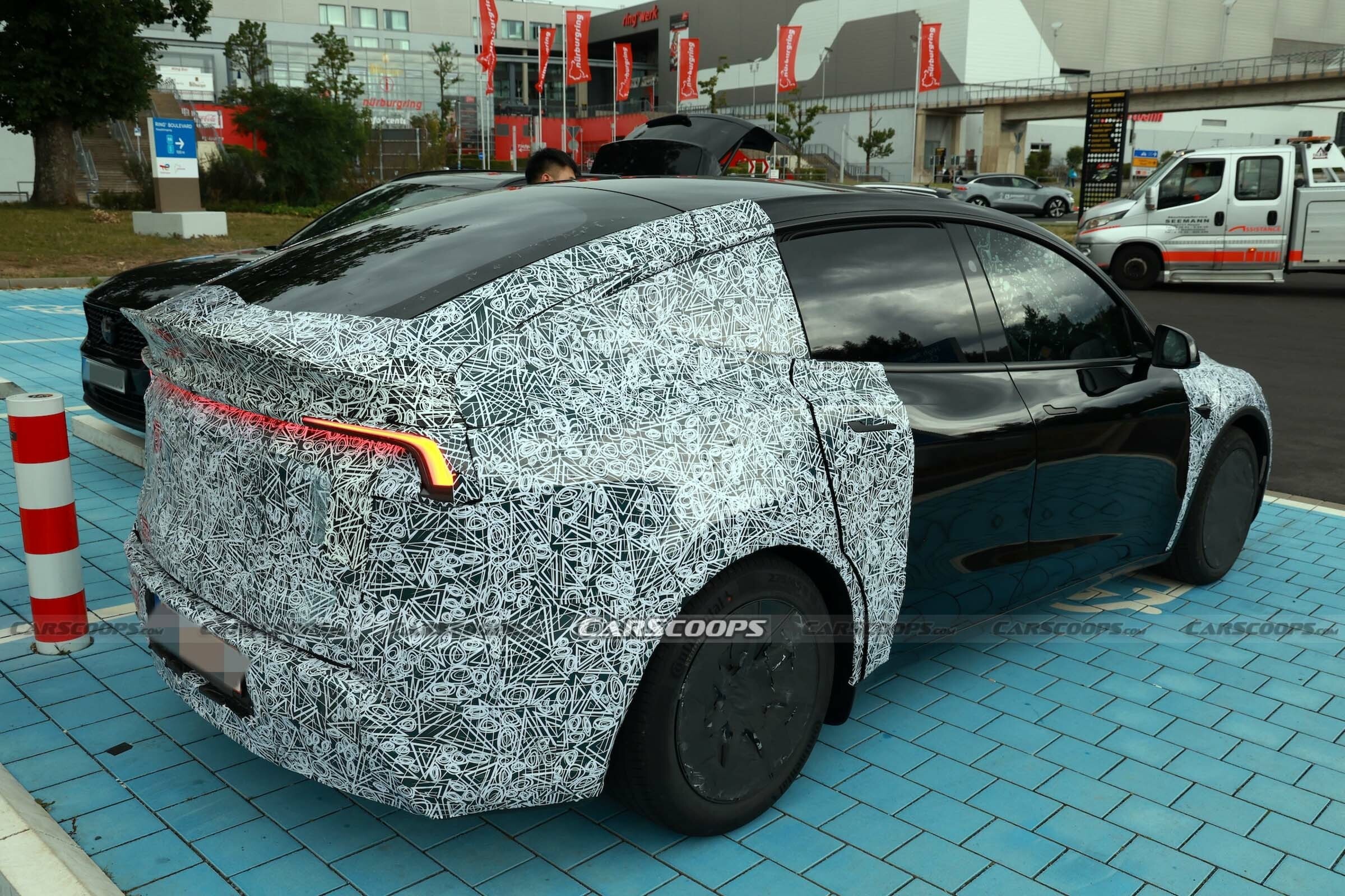 Tesla Model Y Performance scoop 00009