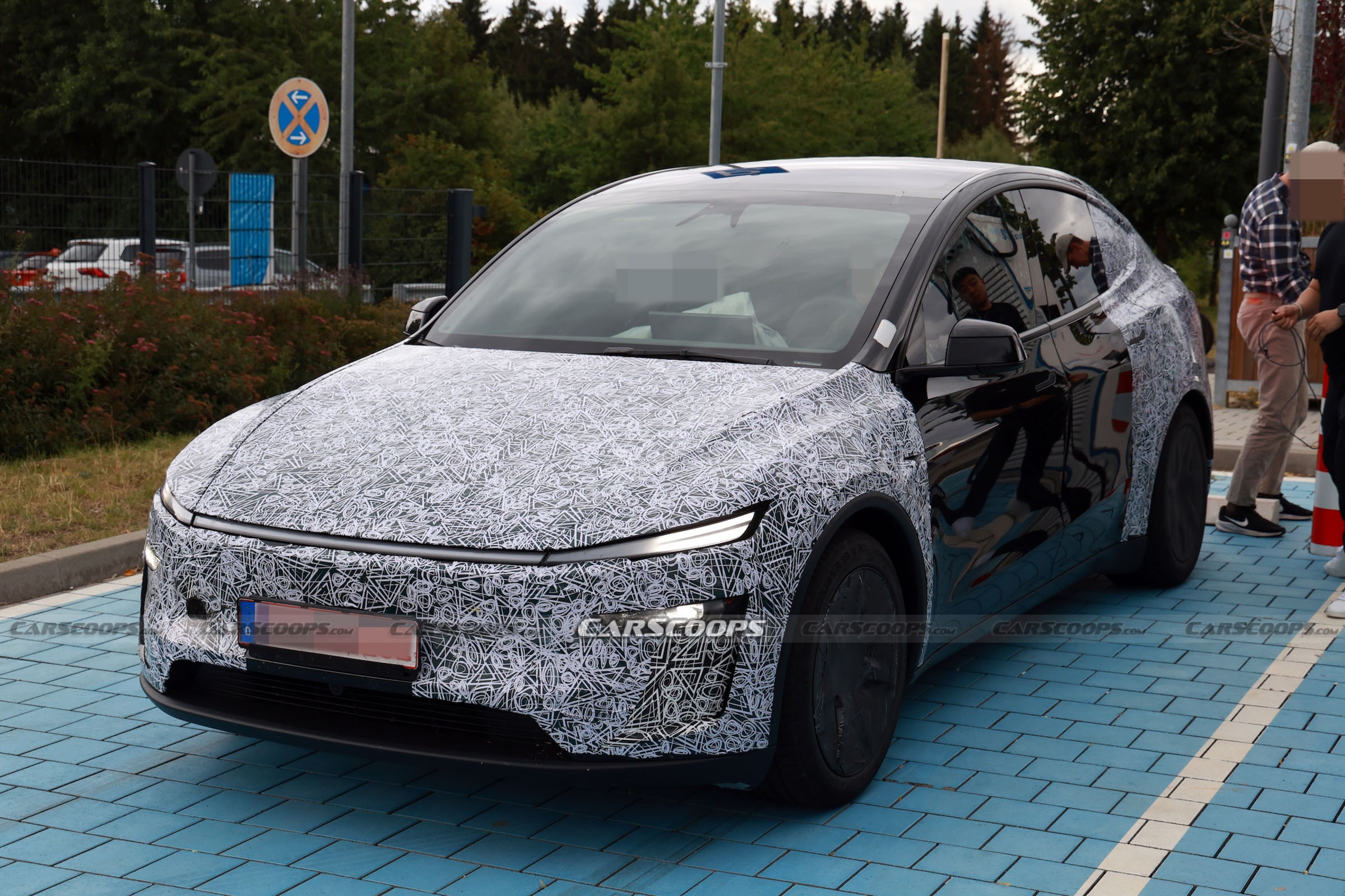 Tesla Model Y Performance scoop 00010