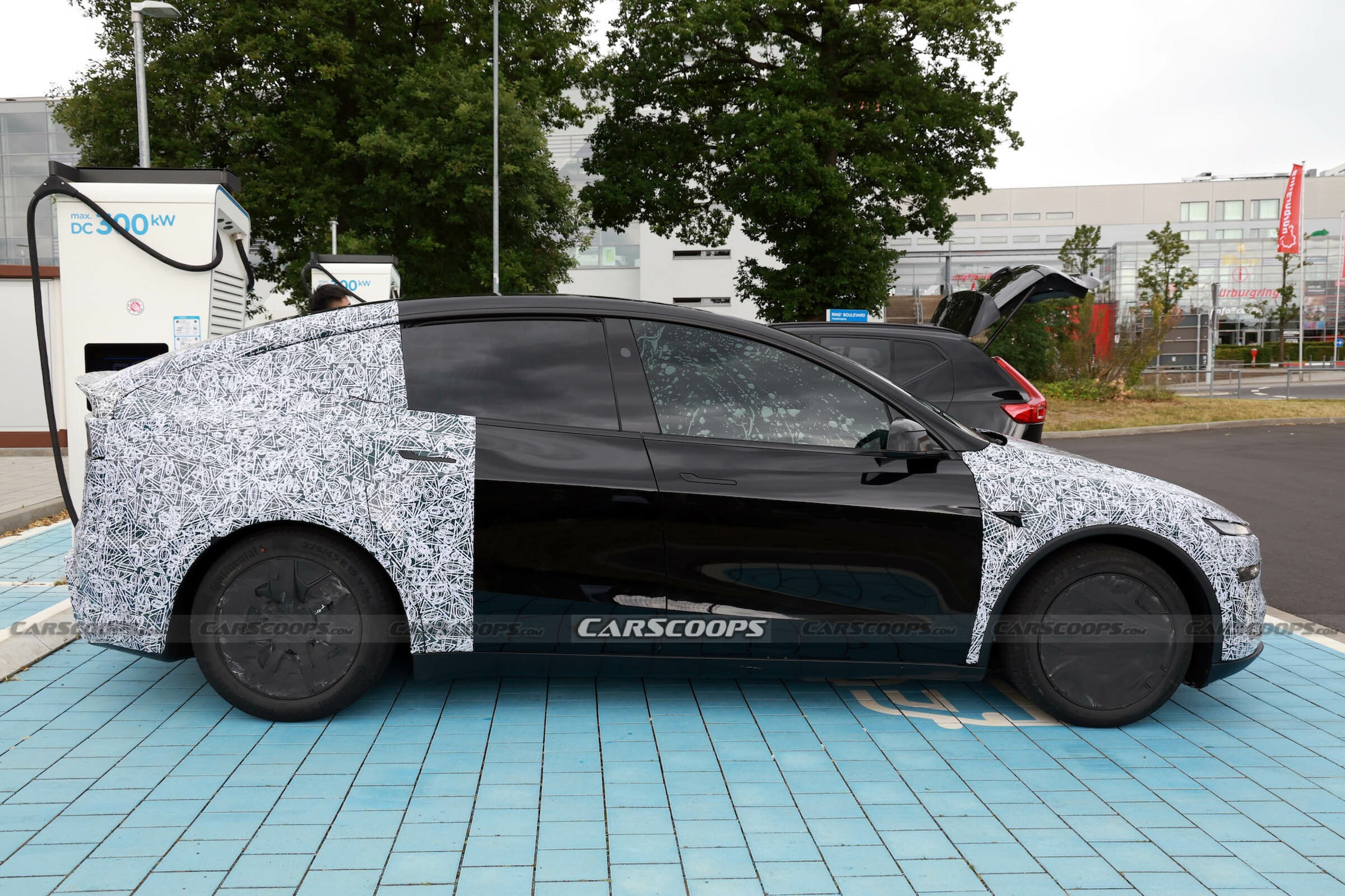 Tesla Model Y Performance scoop 00013