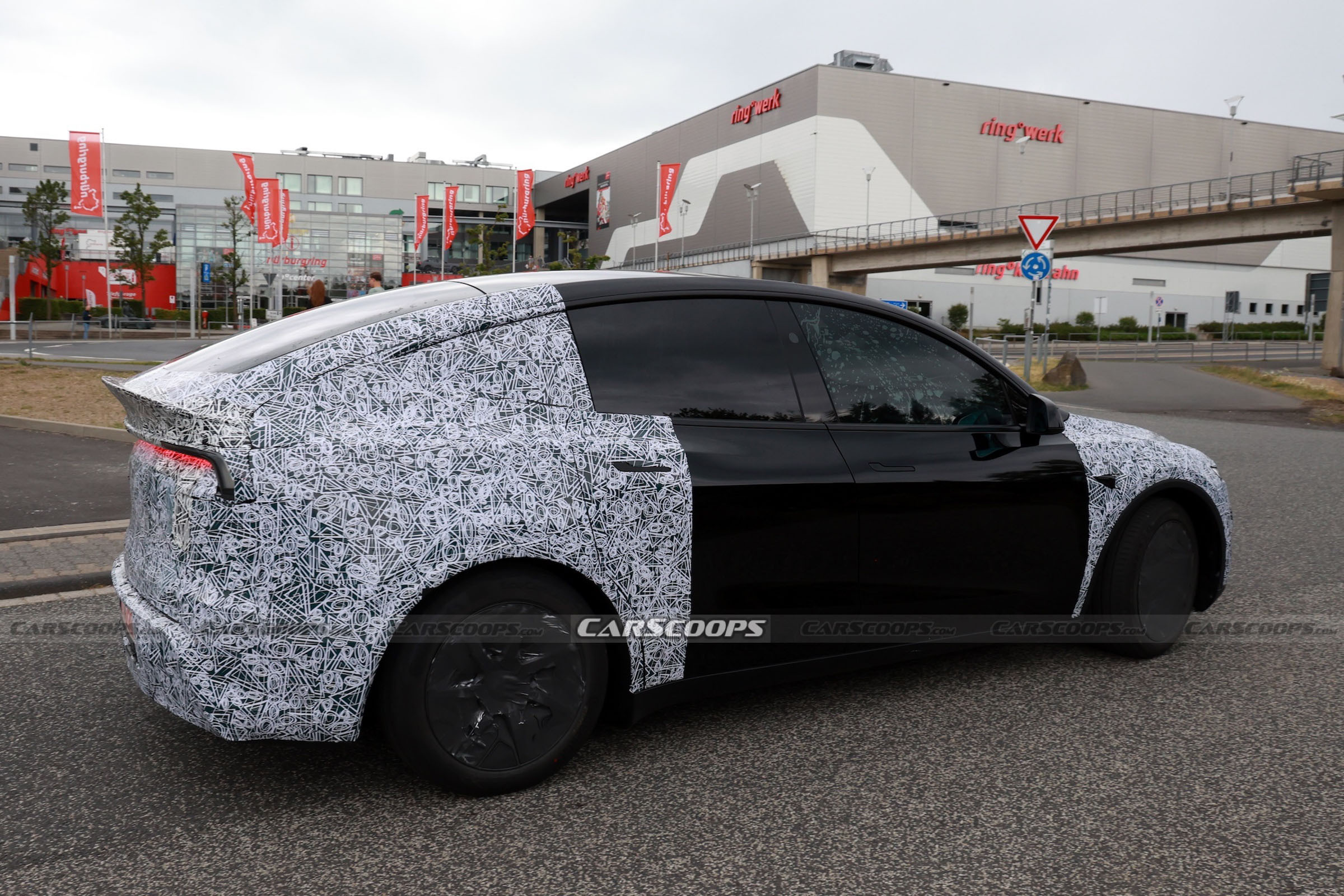 Tesla Model Y Performance scoop 00022