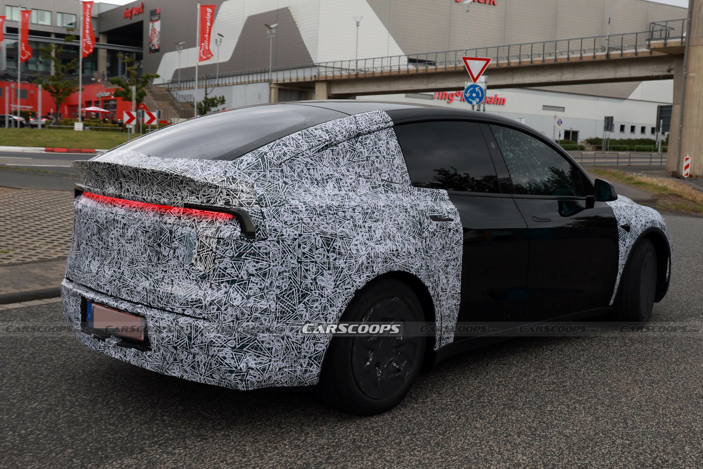 Tesla Model Y Performance scoop 00023