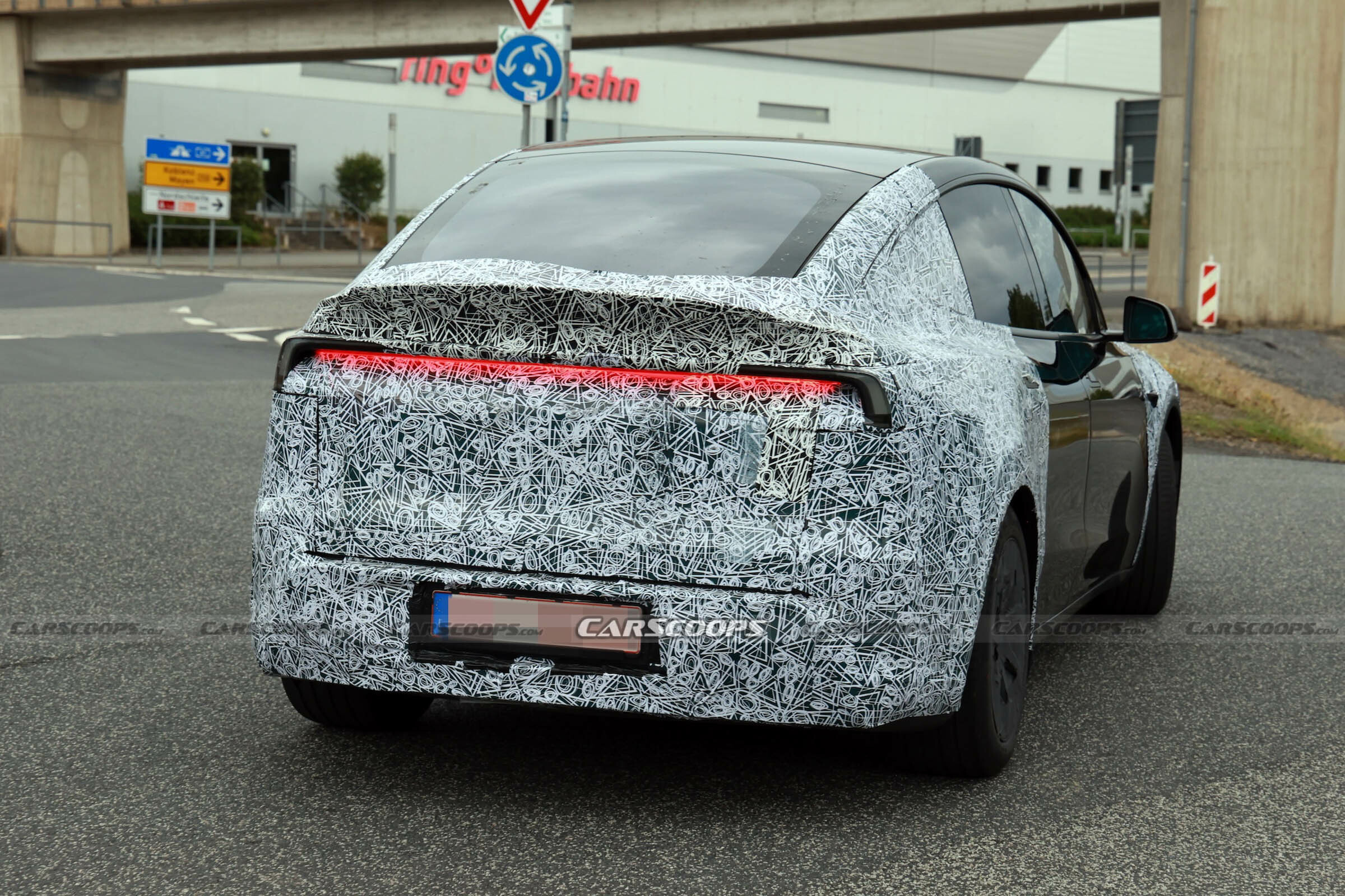 Tesla Model Y Performance scoop 00024